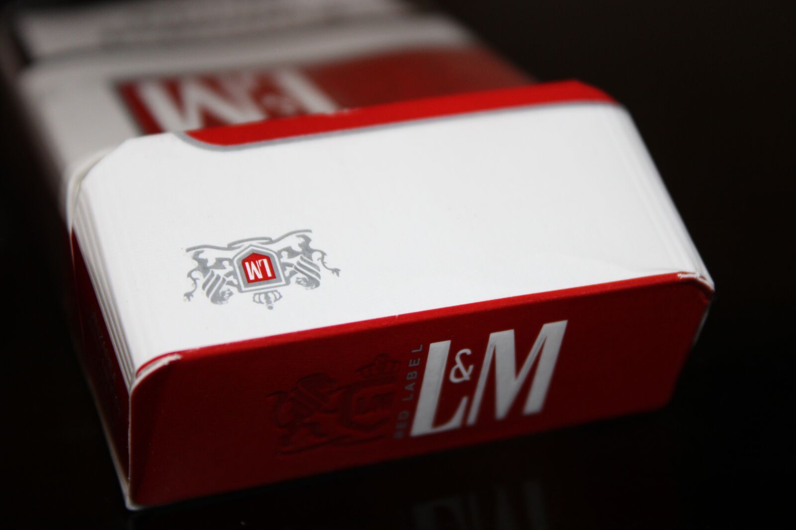 Canon EOS 2000D (EOS Rebel T7 / EOS Kiss X90 / EOS 1500D) sample photo. Cigarettes, smoking, nicotine photography