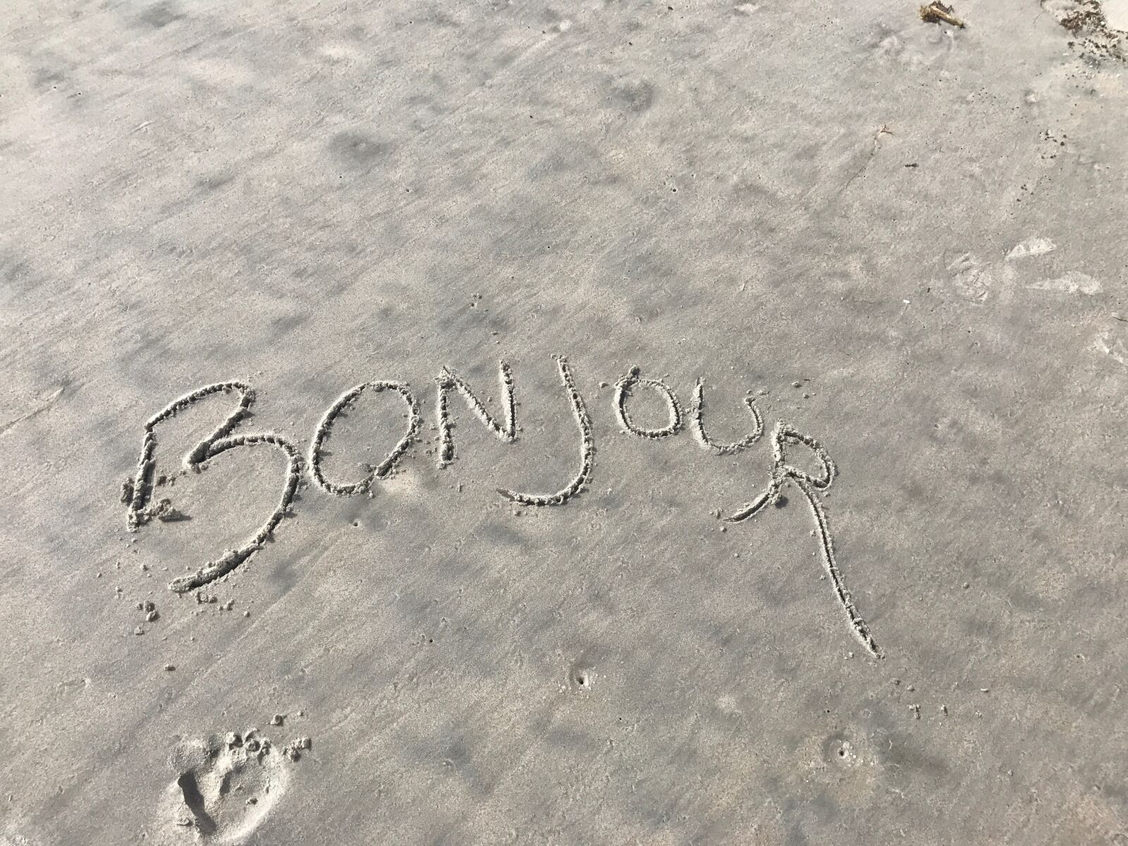 iPhone 7 back camera 3.99mm f/1.8 sample photo. Sand, bonjour, writing photography