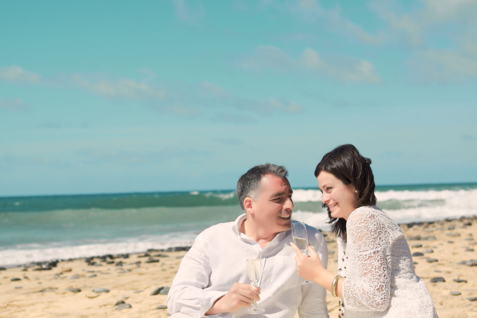 Canon EOS 50D sample photo. Adult, affectionate, alcohol, beach photography