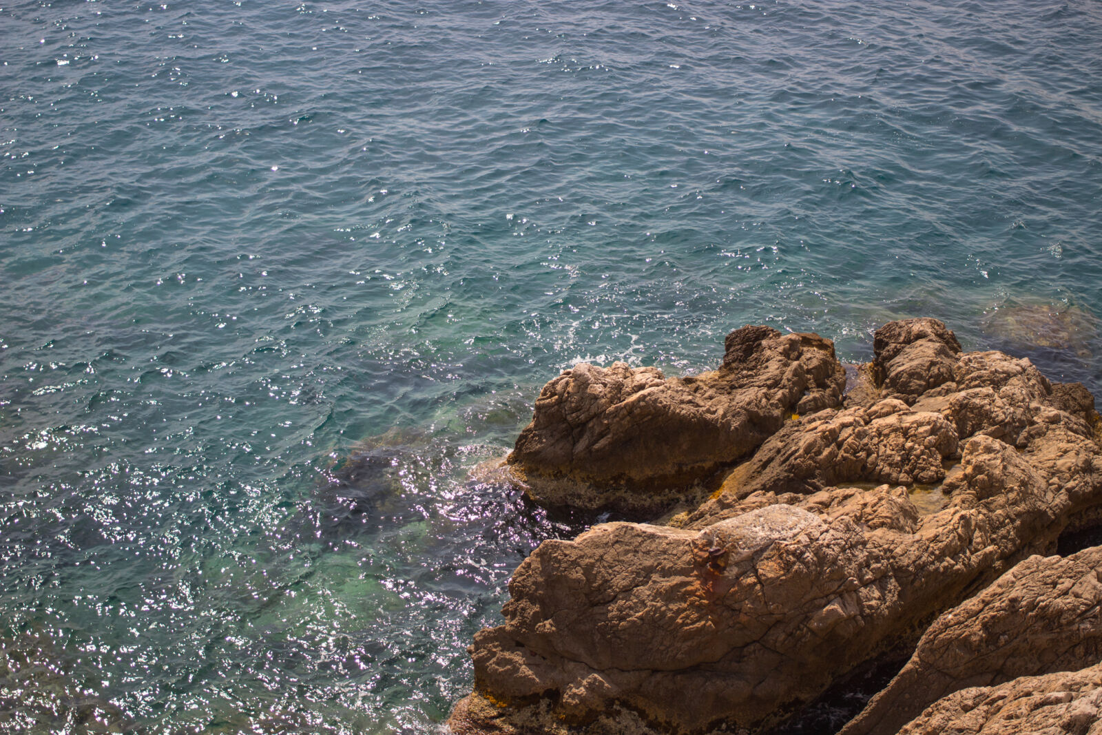 Canon EOS 1300D (EOS Rebel T6 / EOS Kiss X80) + Canon EF 40mm F2.8 STM sample photo. Beach, france, nice, rocks photography