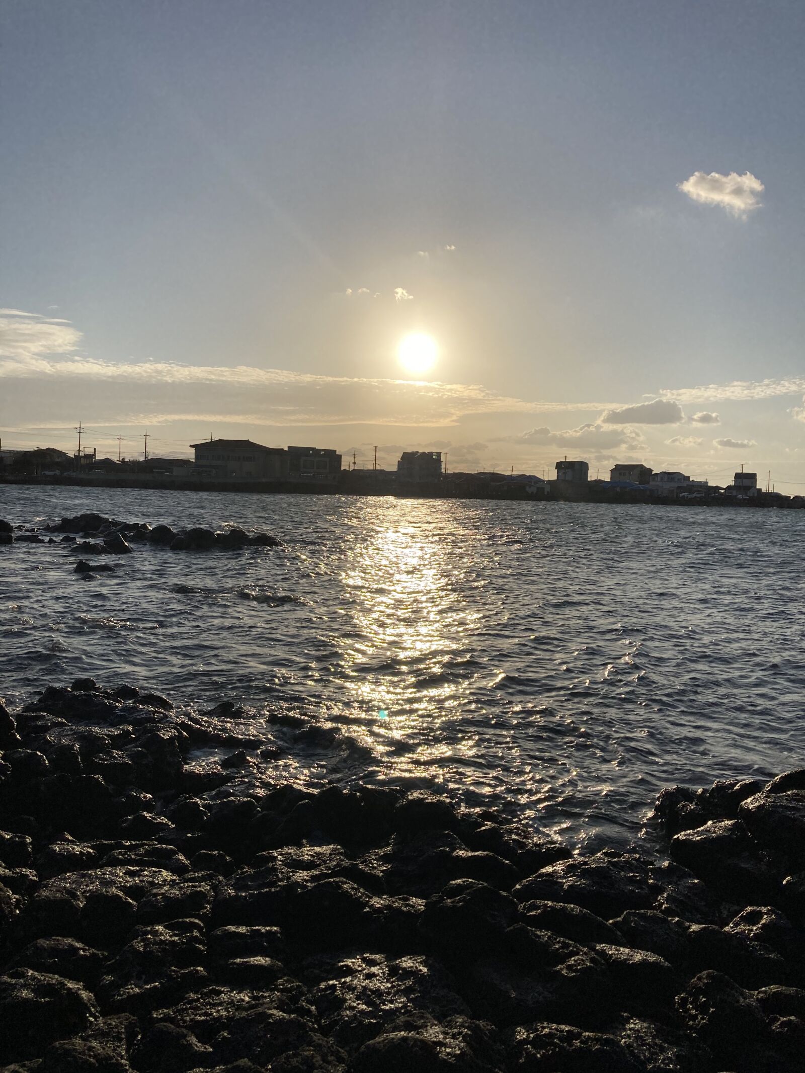 iPhone SE (2nd generation) back camera 3.99mm f/1.8 sample photo. Sunset, sea, beach photography