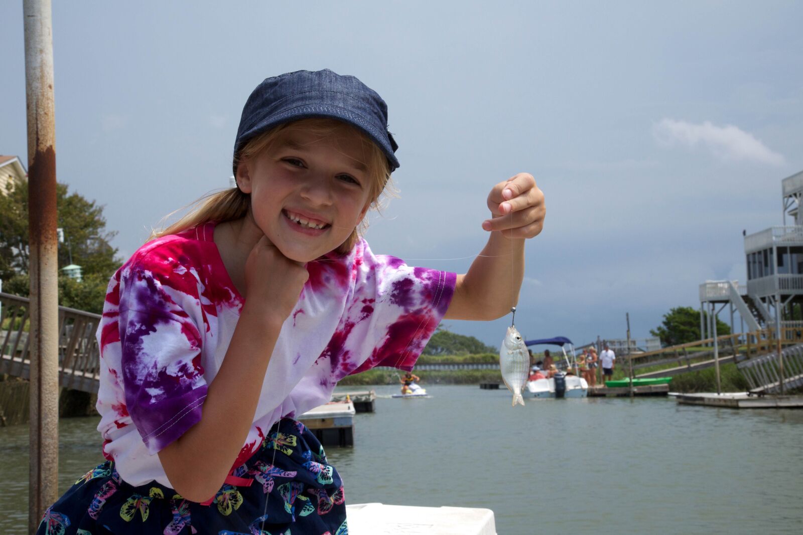 Canon EOS 5D Mark III sample photo. Girl, holding, little, fish photography