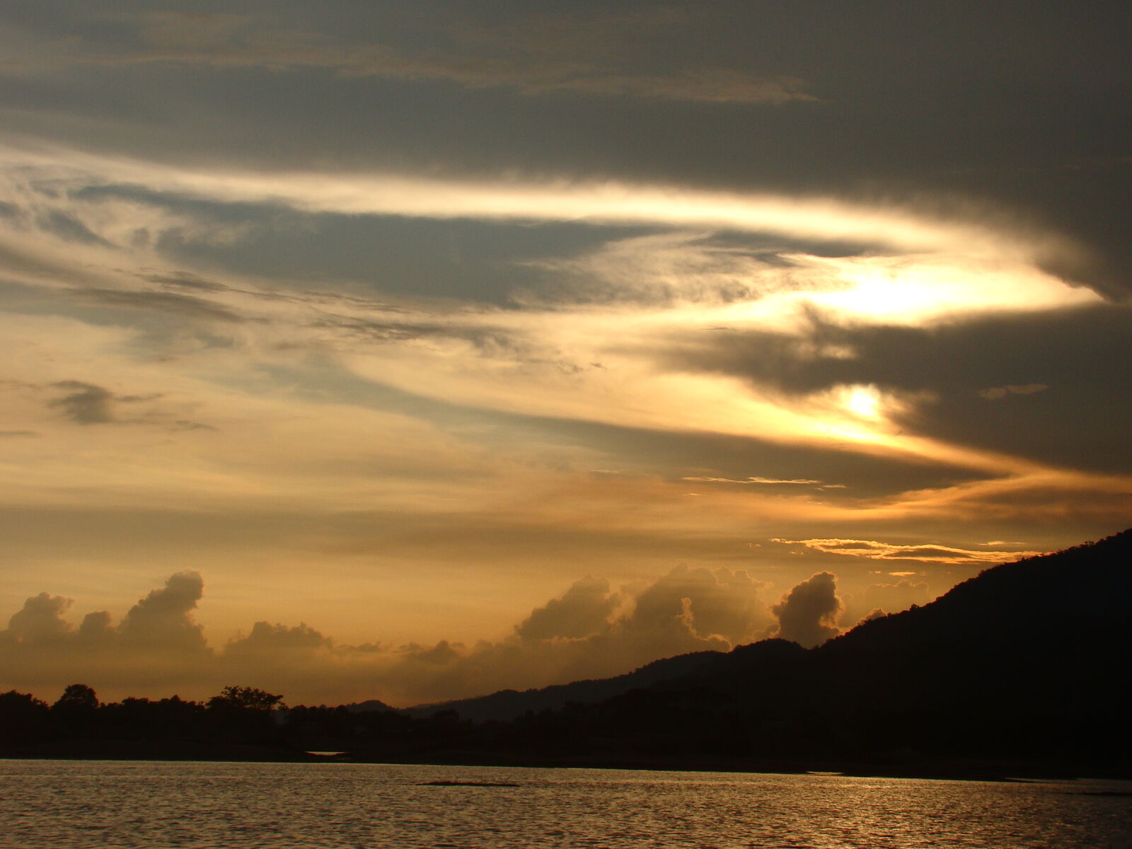 Sony Cyber-shot DSC-H50 sample photo. Sunset photography