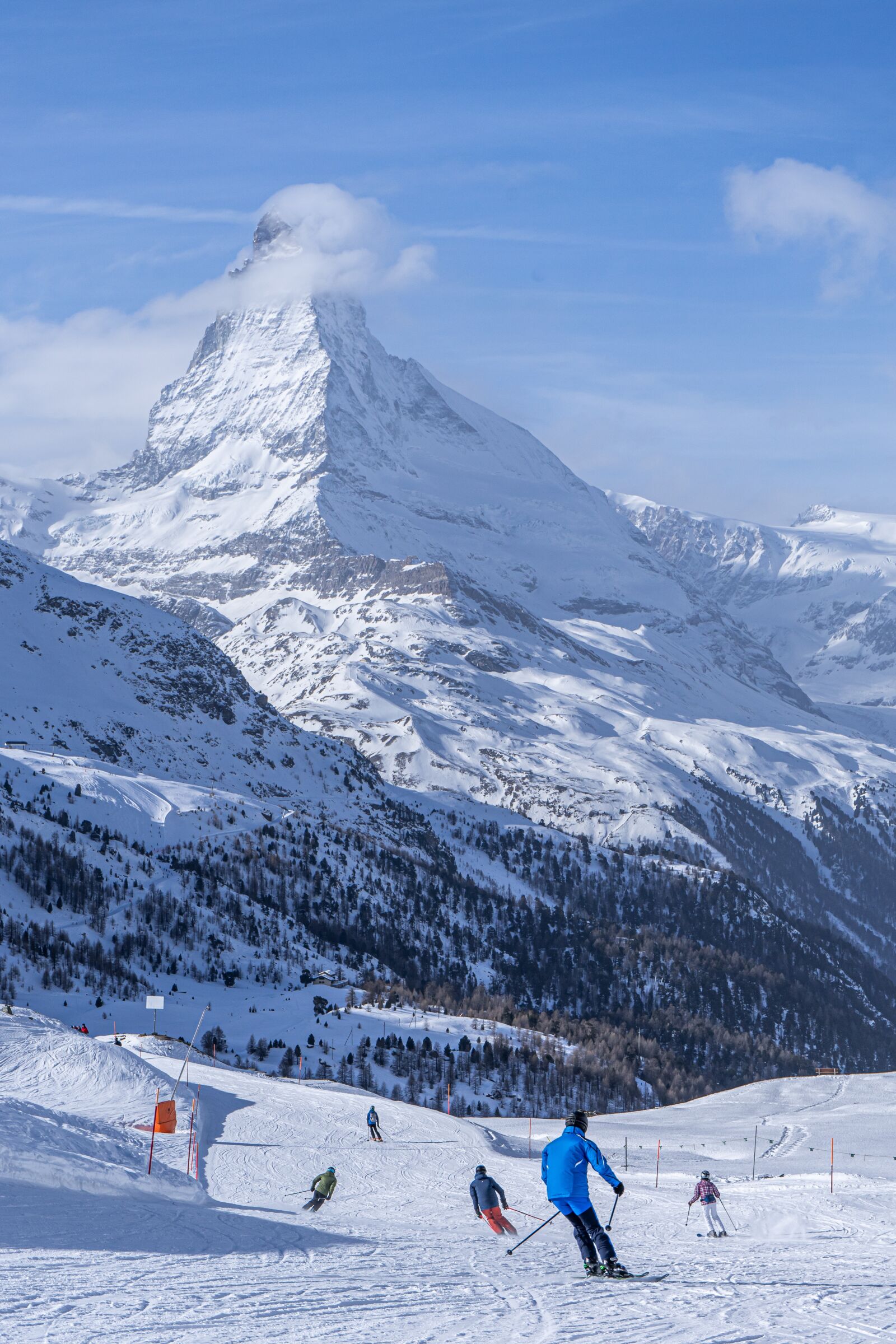 Sony a7 II + Sony FE 28-70mm F3.5-5.6 OSS sample photo. Mountain, ski, arena photography