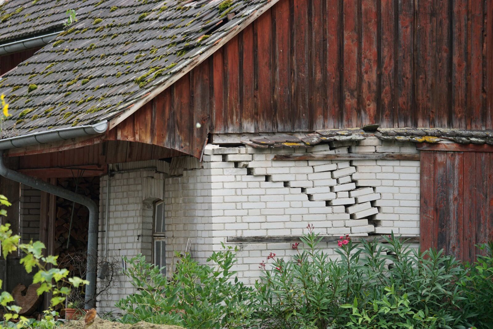 Sony ILCA-77M2 sample photo. Earthquake, roof, house, wooden photography