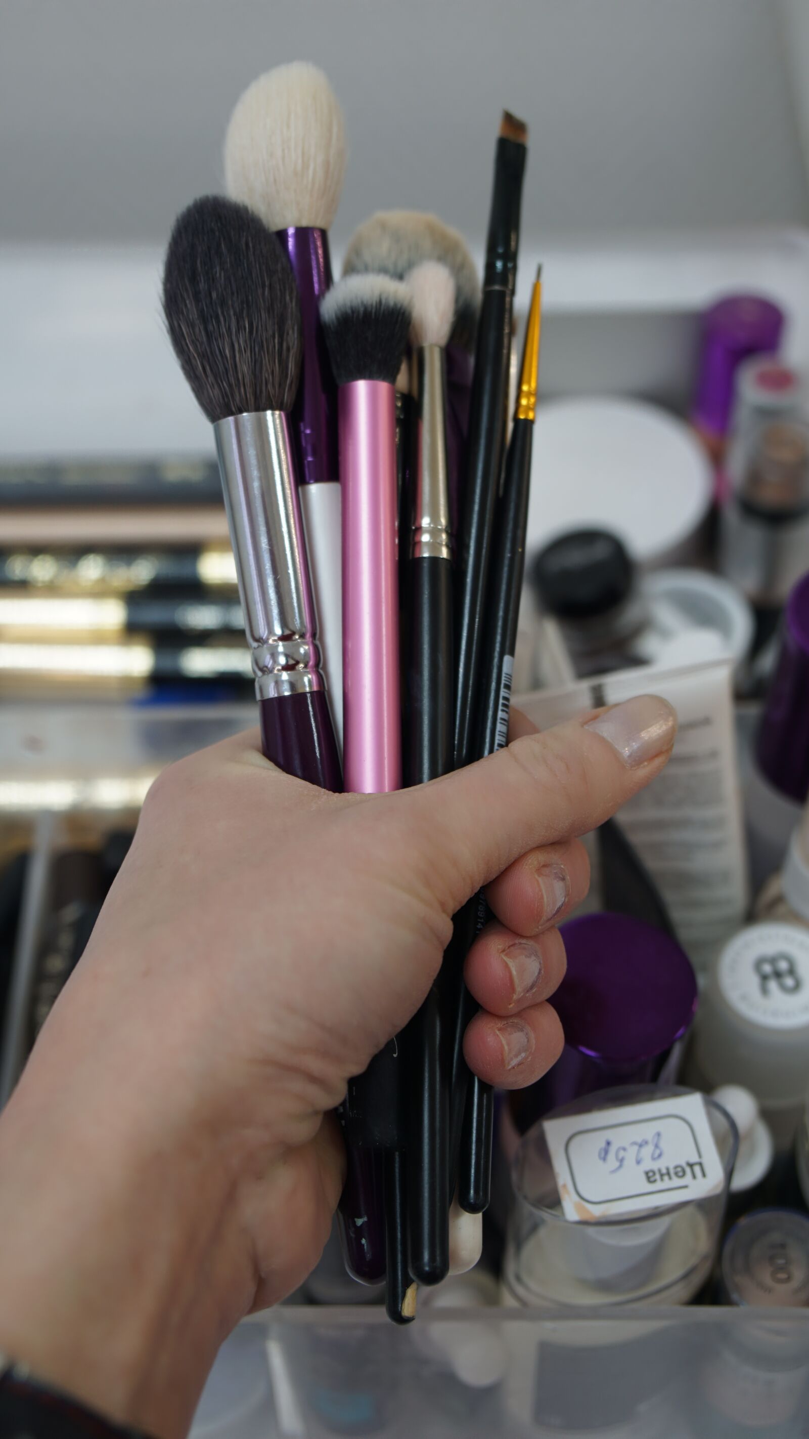 Sony a6000 + Sony Vario-Tessar T* E 16-70mm F4 ZA OSS sample photo. Hand, brush, makeup photography