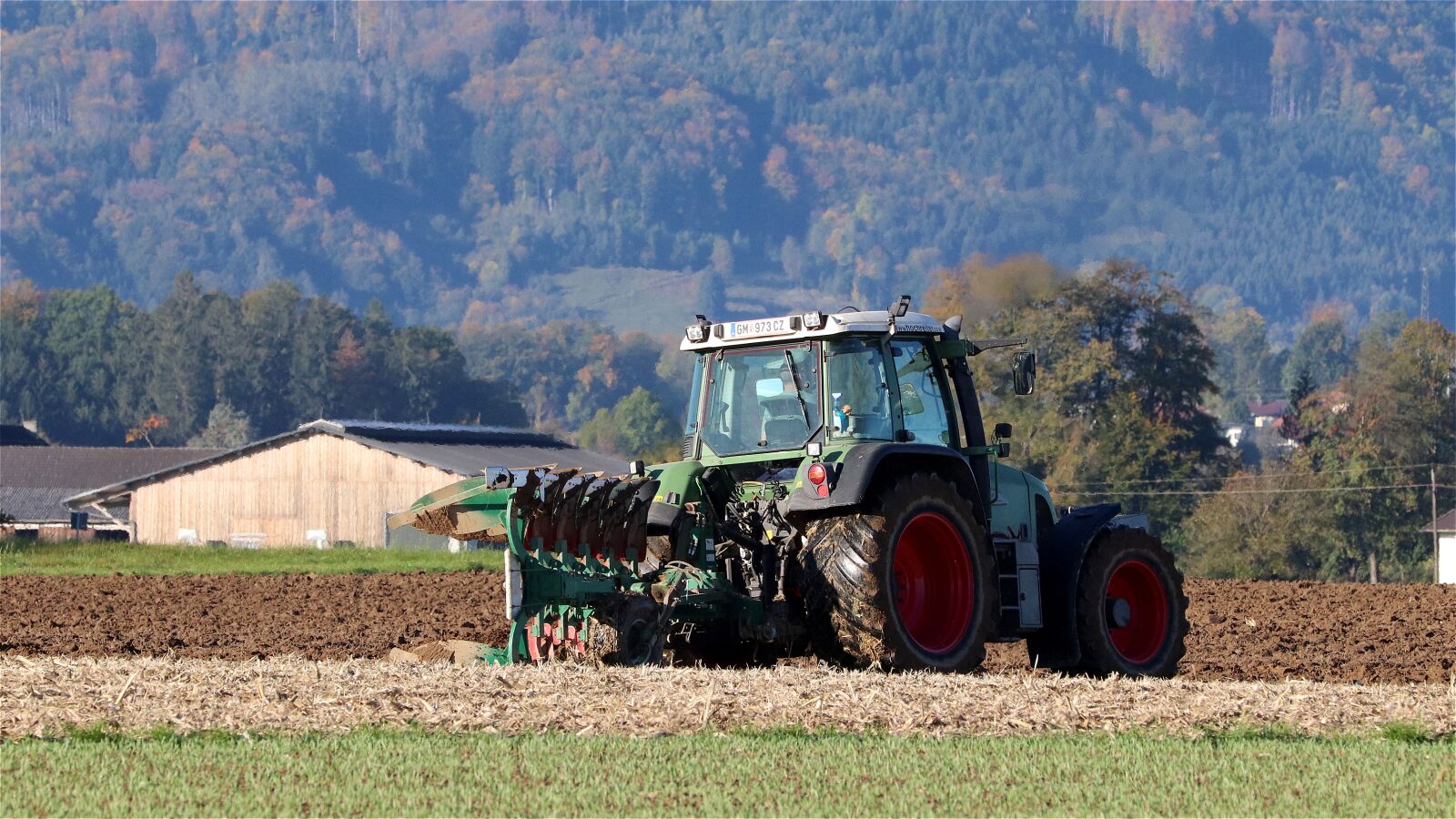 Canon EOS 77D (EOS 9000D / EOS 770D) + Canon EF 70-300 F4-5.6 IS II USM sample photo. Plough, tractor, field photography