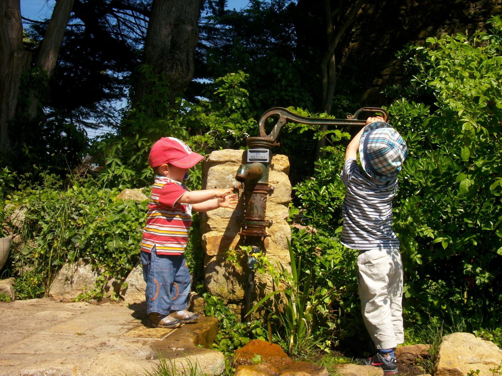 Pentax Optio M85 sample photo. Ars, fountain, children photography