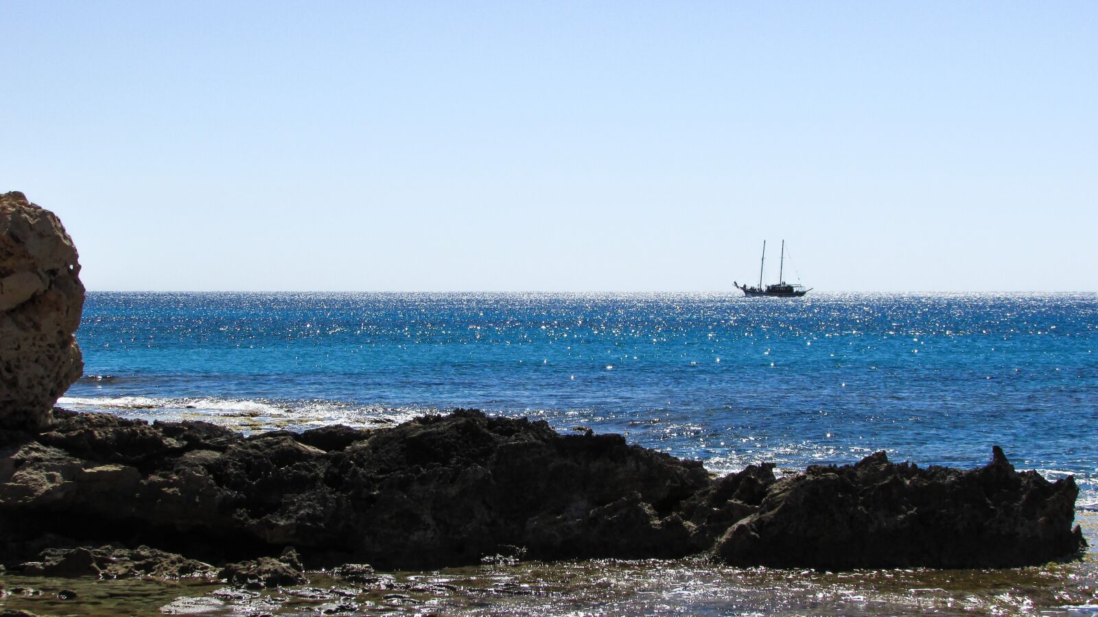 Canon PowerShot SX400 IS sample photo. Rocky coast, sea, boat photography