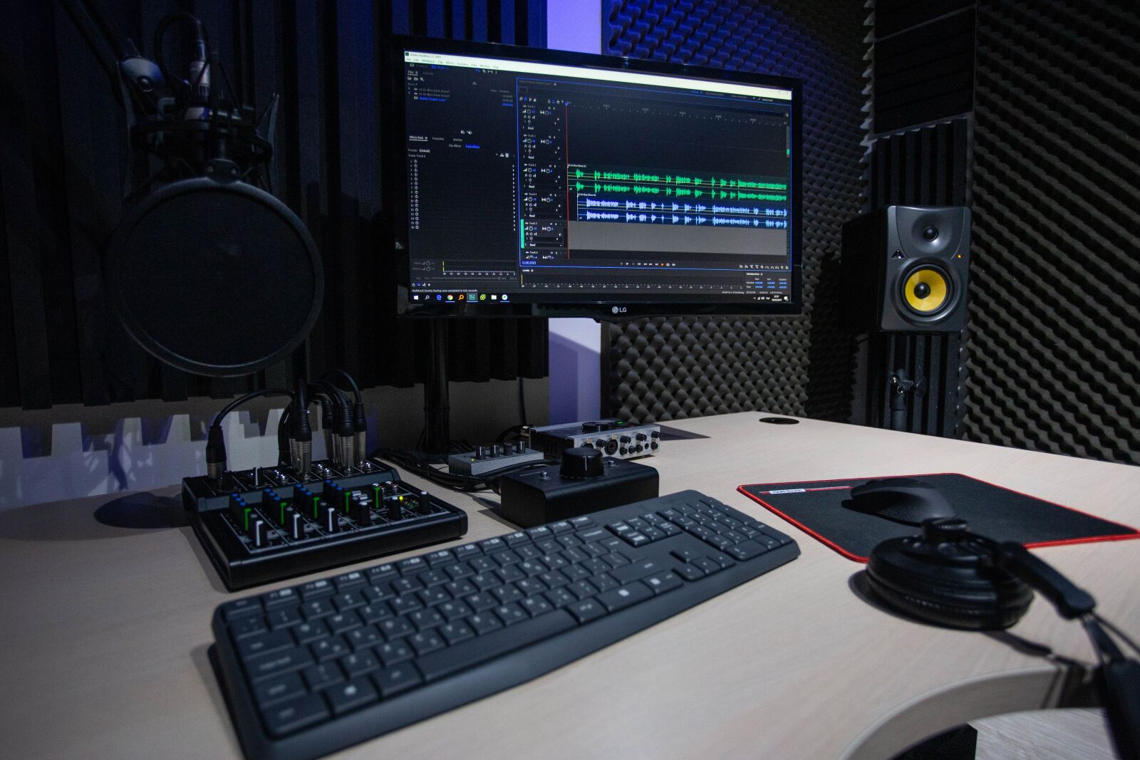 Canon EOS 6D + Canon EF 17-40mm F4L USM sample photo. Studio, microphone, rec photography