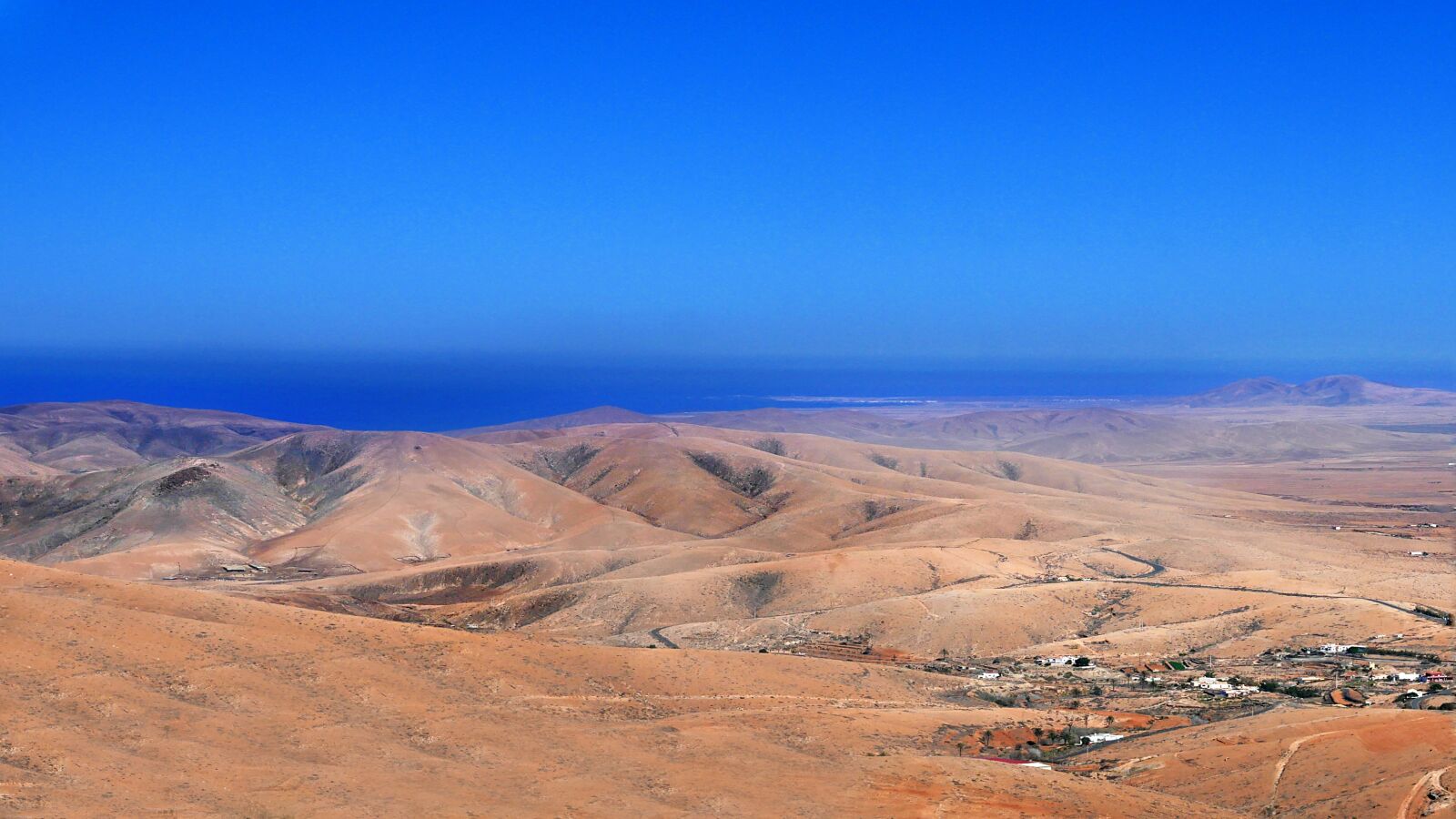 Panasonic Lumix DMC-GX85 (Lumix DMC-GX80 / Lumix DMC-GX7 Mark II) sample photo. Landscape, desert, volcanic photography