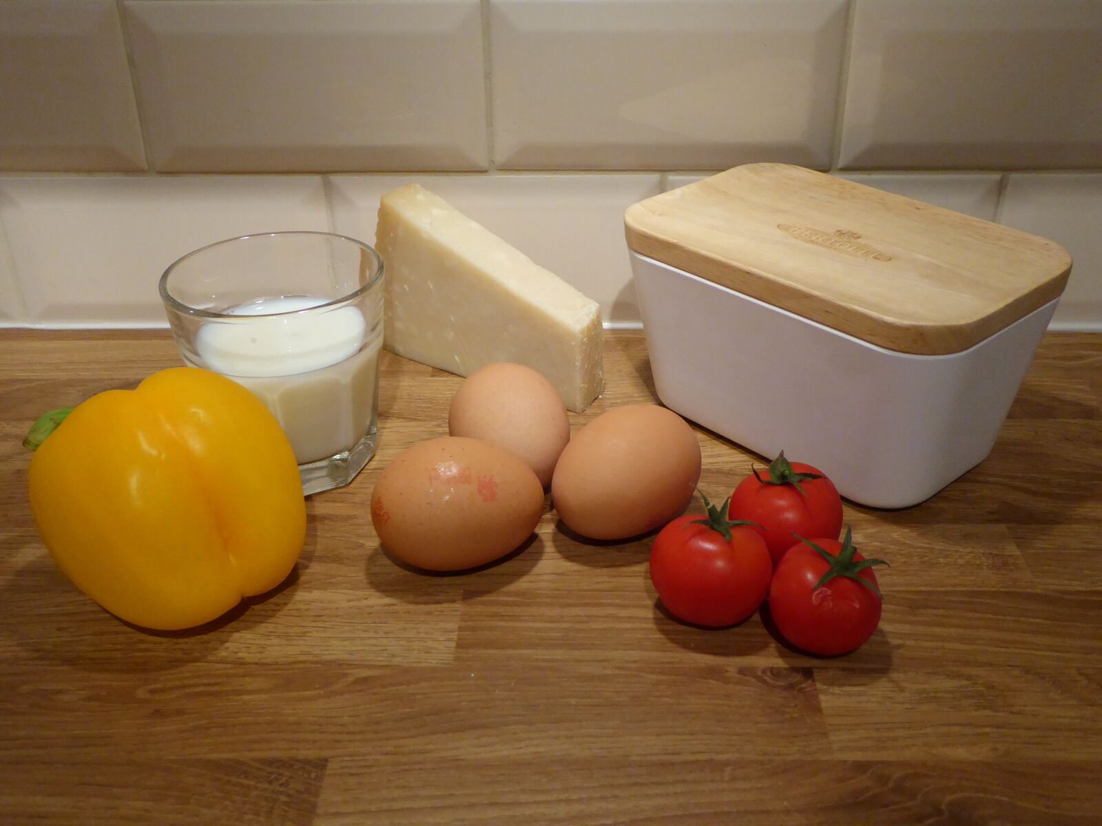 Panasonic Lumix DMC-ZS50 (Lumix DMC-TZ70) sample photo. Food, eggs, tomatoes photography