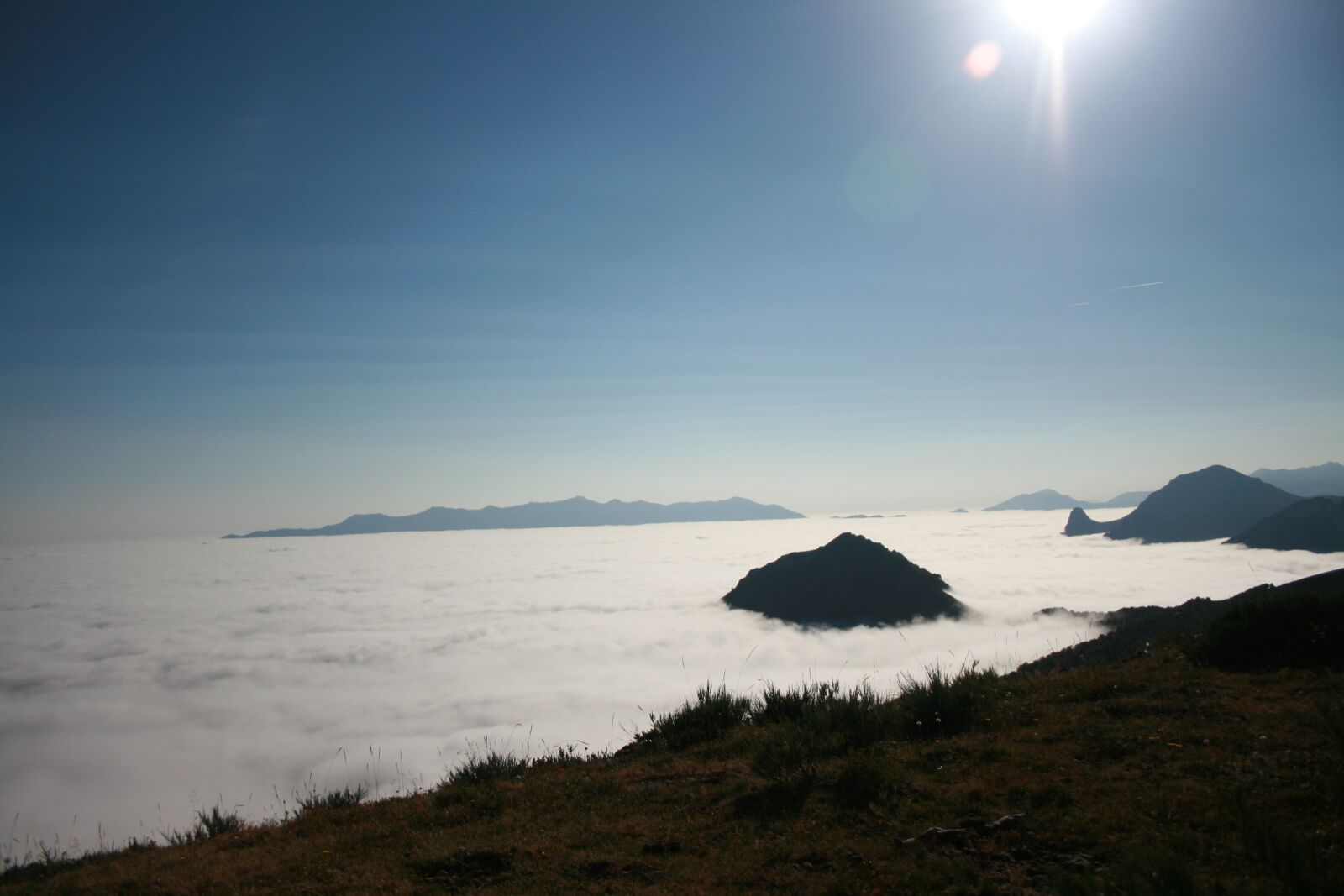 Canon EOS 400D (EOS Digital Rebel XTi / EOS Kiss Digital X) sample photo. Sea of clouds, mountain photography
