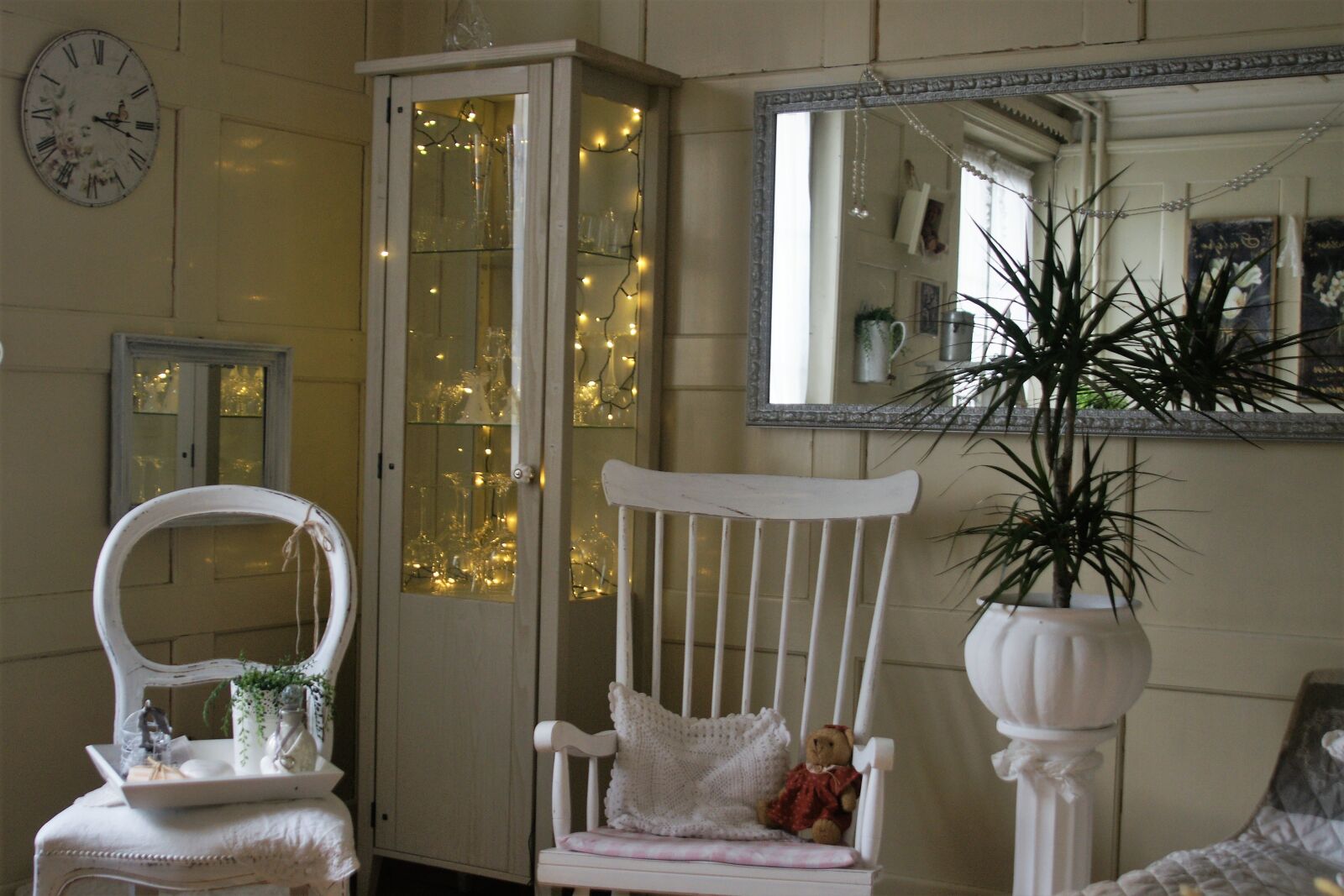 Sony Alpha DSLR-A700 sample photo. Vintage, nostalgic, white photography