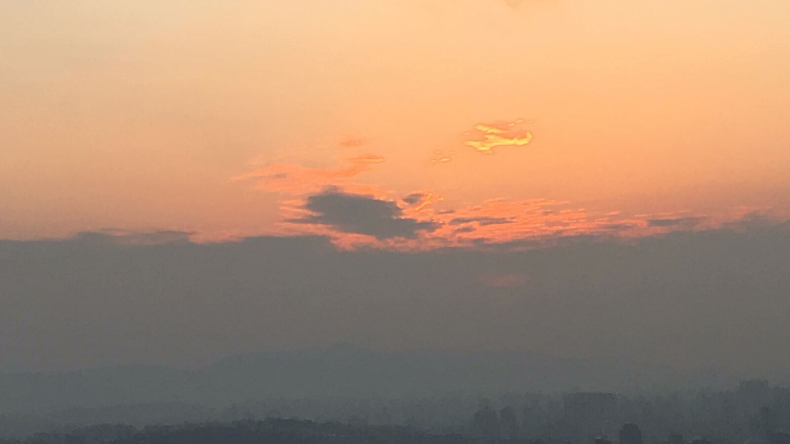 iPhone SE back camera 4.15mm f/2.2 sample photo. Sky, sunset, city photography