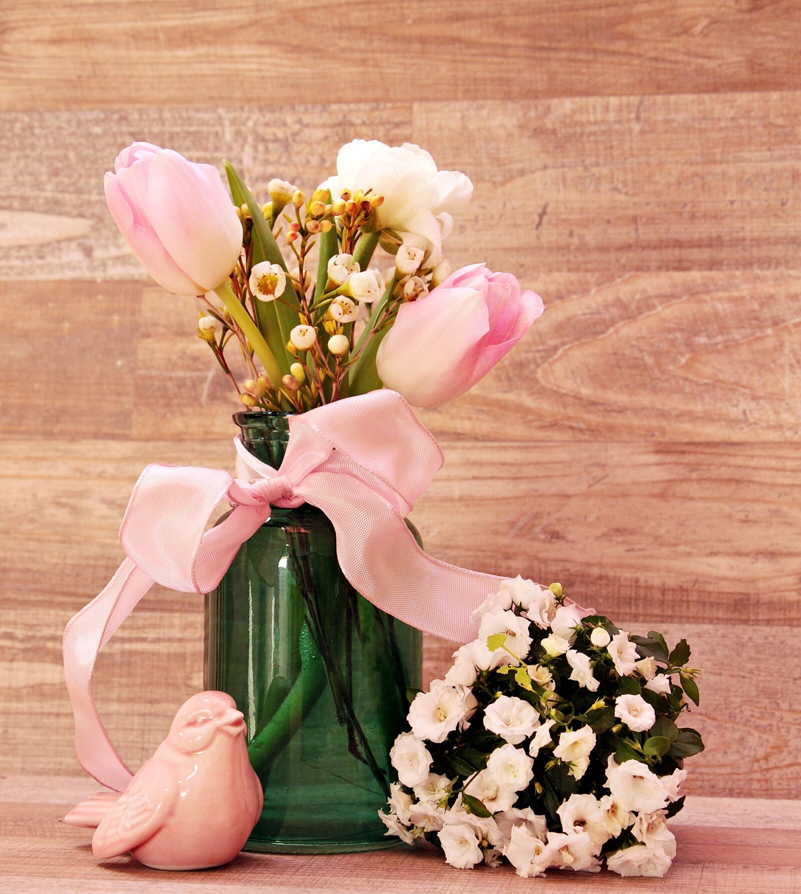 Canon EOS 550D (EOS Rebel T2i / EOS Kiss X4) sample photo. Tulips, ranunculus, bird photography