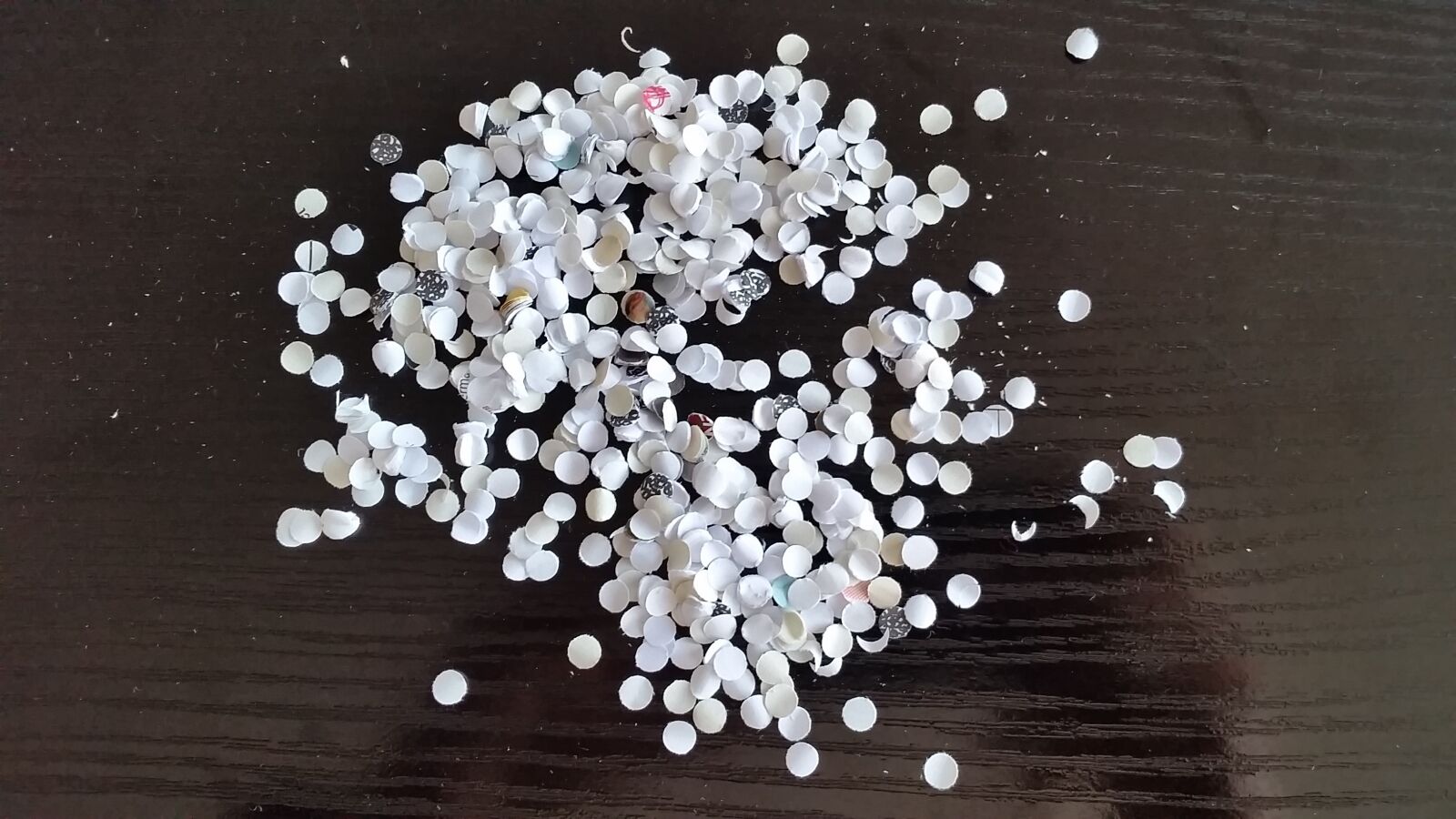 Samsung Galaxy S5 sample photo. Confetti, carnival, office photography