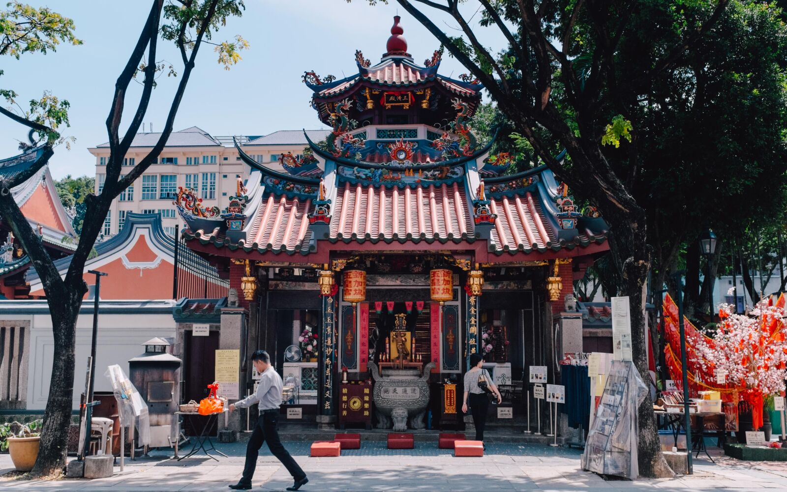 Fujifilm X100S sample photo. Ancient, people, singapore, street photography