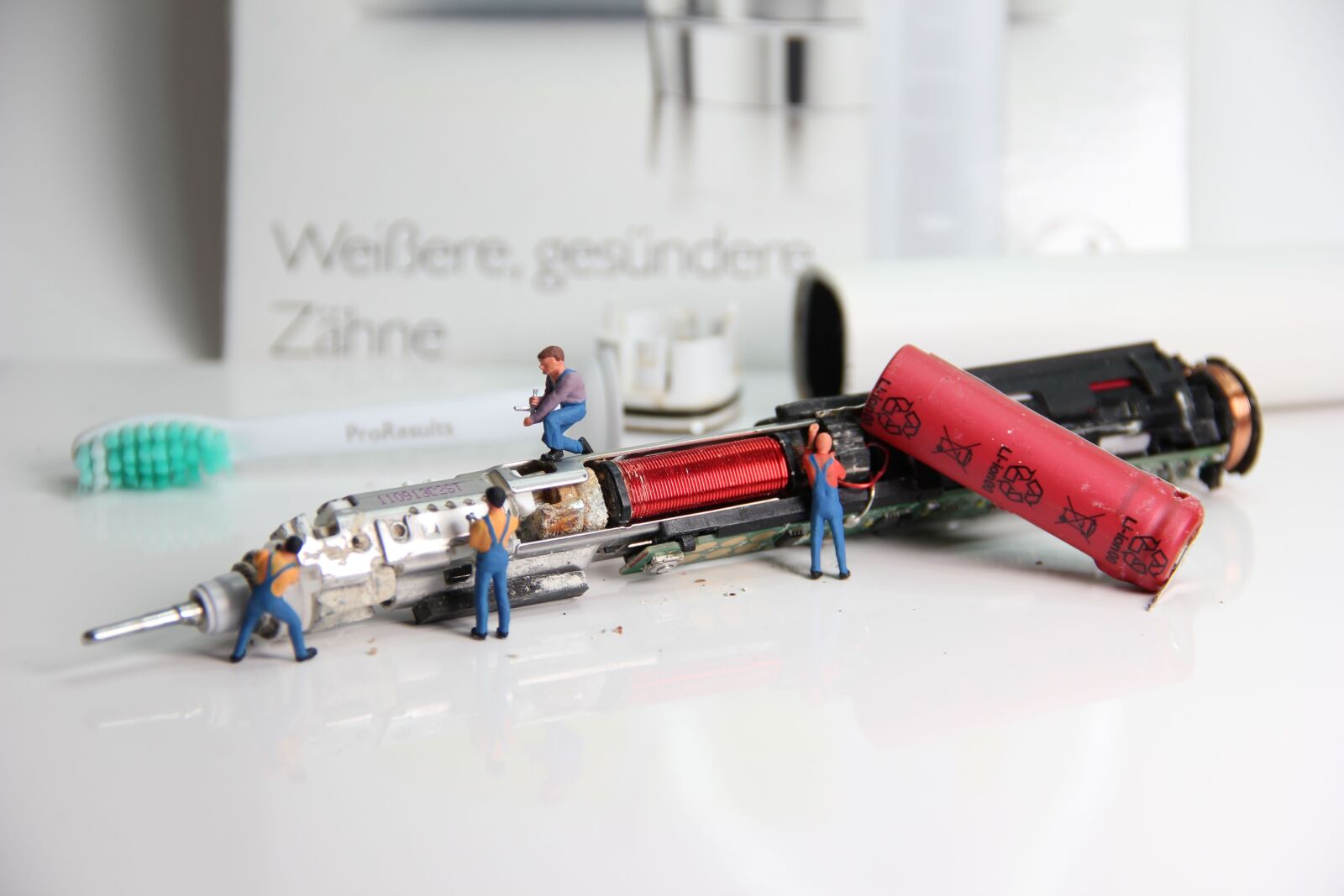 Canon EOS 550D (EOS Rebel T2i / EOS Kiss X4) sample photo. Toothbrush, repair, miniature figures photography