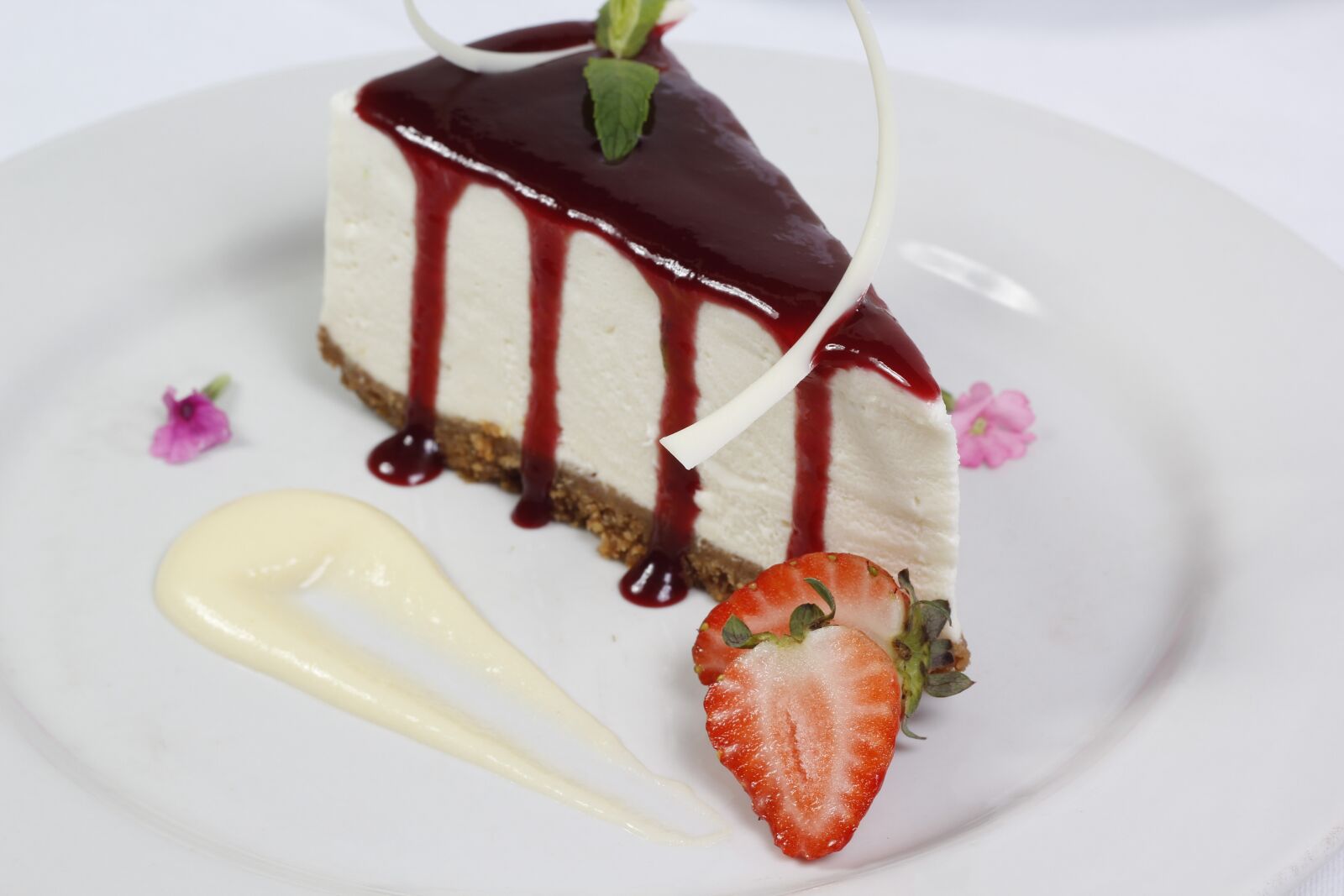 Canon EOS 60D + Canon EF 50mm F1.8 II sample photo. Dessert, cake, strawberry photography