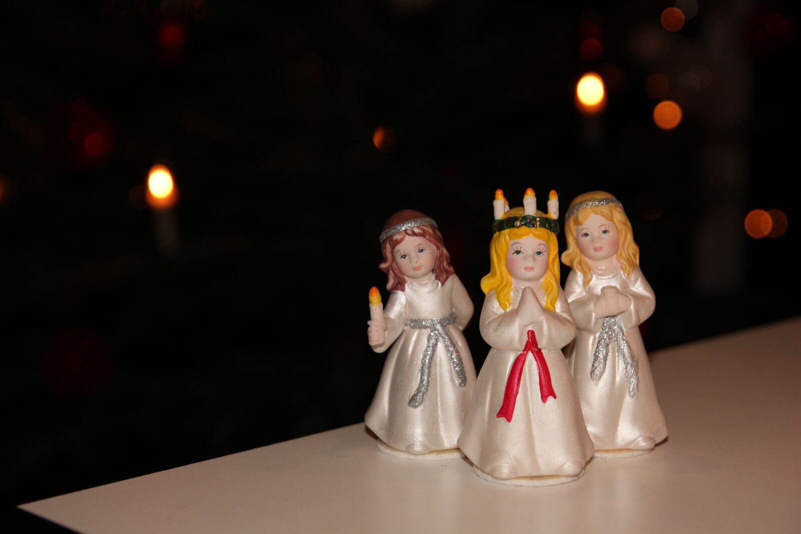Canon EOS 550D (EOS Rebel T2i / EOS Kiss X4) sample photo. Lucia procession, bridesmaids, christmas photography