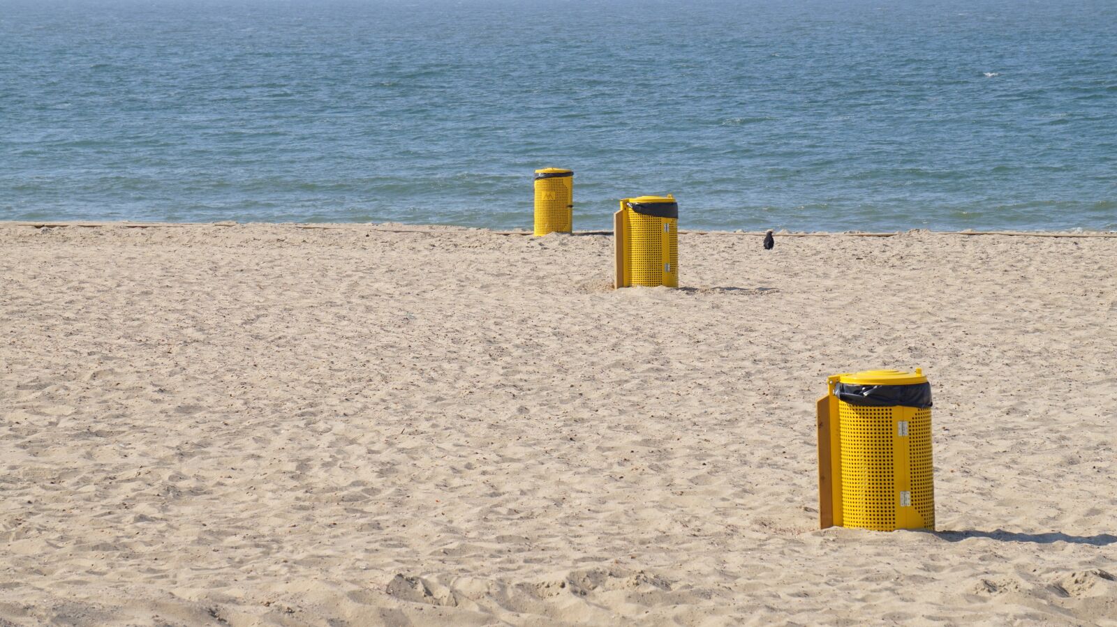 Sony Alpha a5000 (ILCE 5000) + Sony E 55-210mm F4.5-6.3 OSS sample photo. Beach, cleanliness, mülltonnen photography