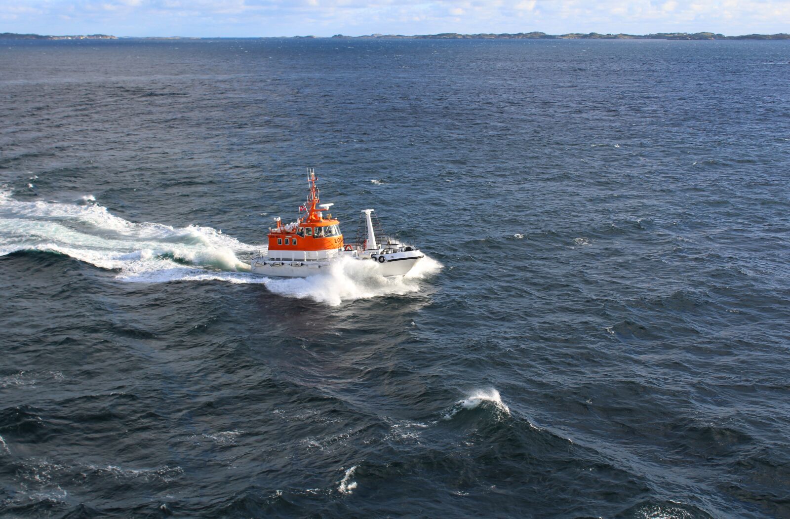 Canon EOS 1300D (EOS Rebel T6 / EOS Kiss X80) sample photo. Pilot boat, norwegian fjord photography