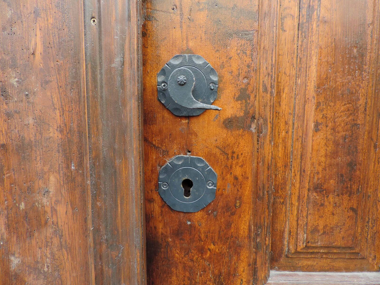 Nikon Coolpix P520 sample photo. Keyhole, wall, wood, texture photography