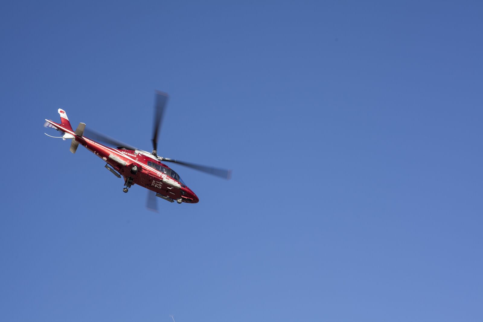 ZEISS Planar T* 85mm F1.4 sample photo. Helicopter, fly, ambulance photography