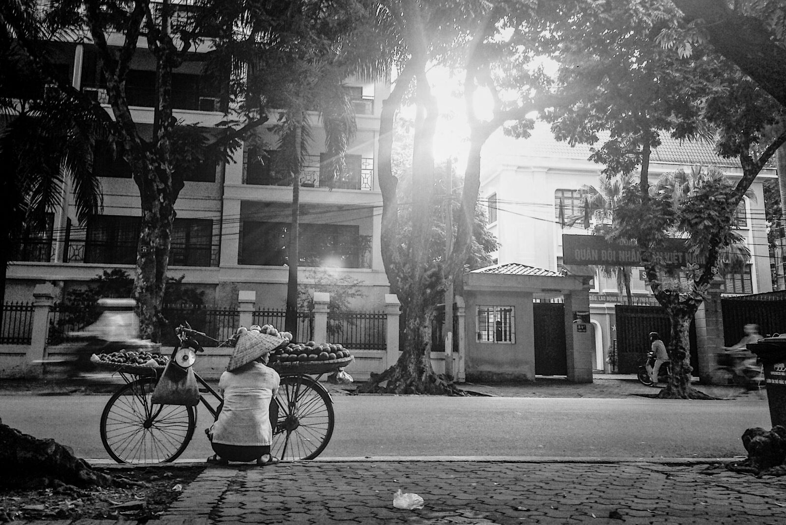 Apple iPhone + iPhone 5 back camera 4.12mm f/2.4 sample photo. Street, vietnam, people photography