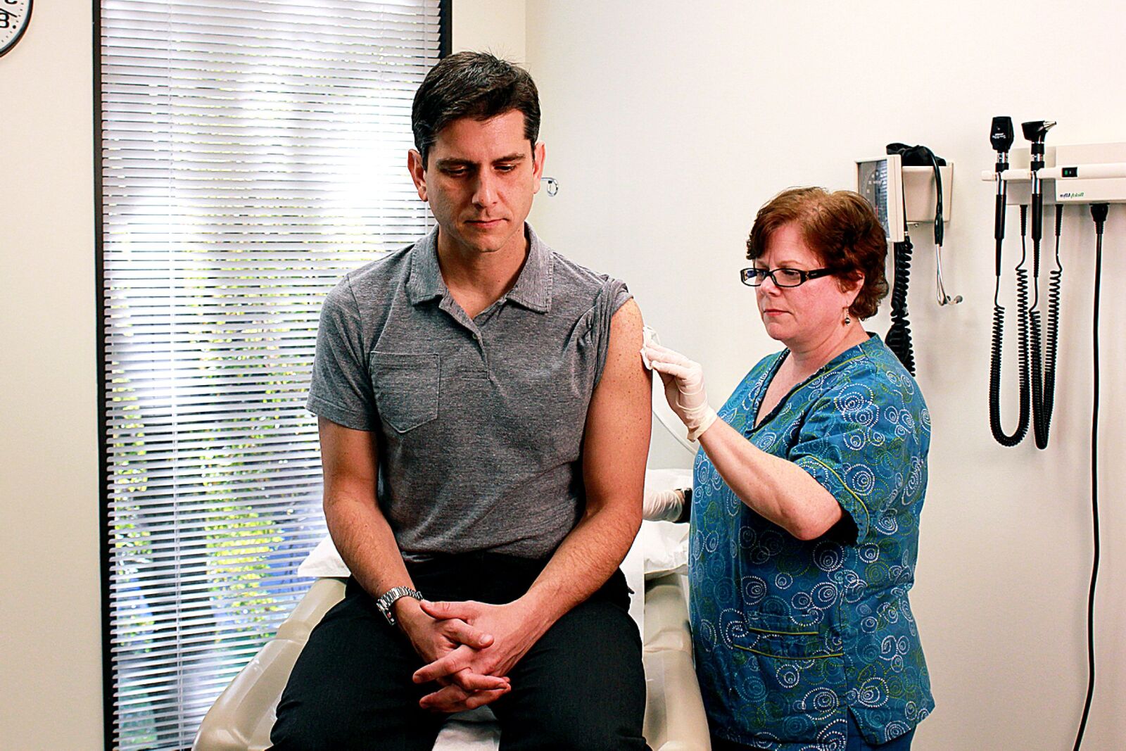 Canon EOS 550D (EOS Rebel T2i / EOS Kiss X4) sample photo. Nurse, sterilizing, patients, shoulder photography