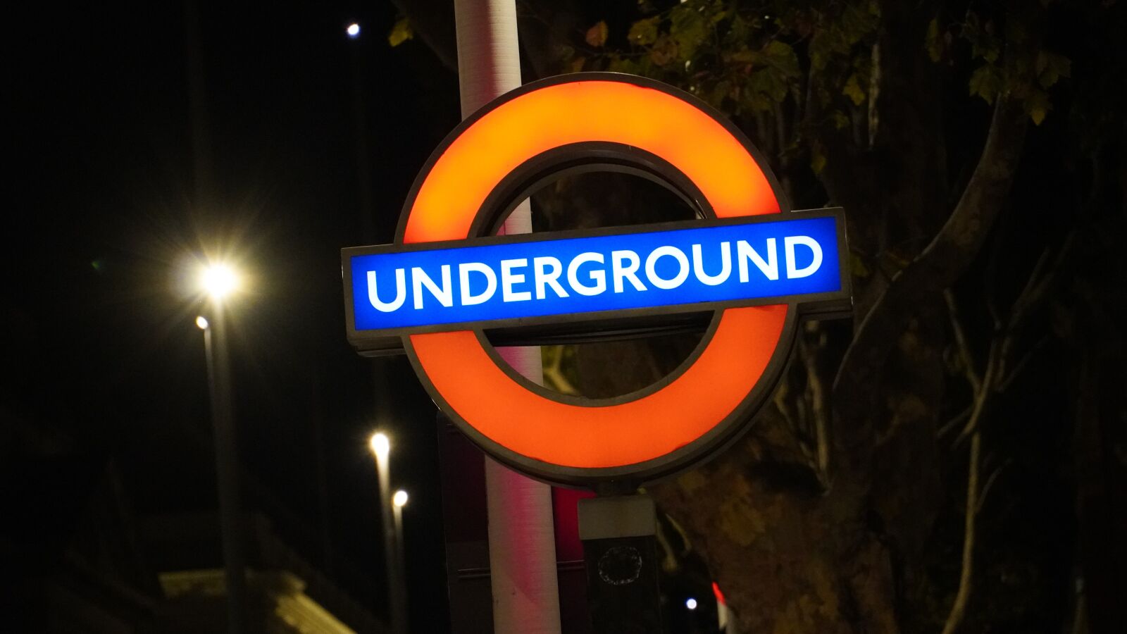 Sony E 18-135mm F3.5-5.6 OSS sample photo. Sign, underground, tube photography