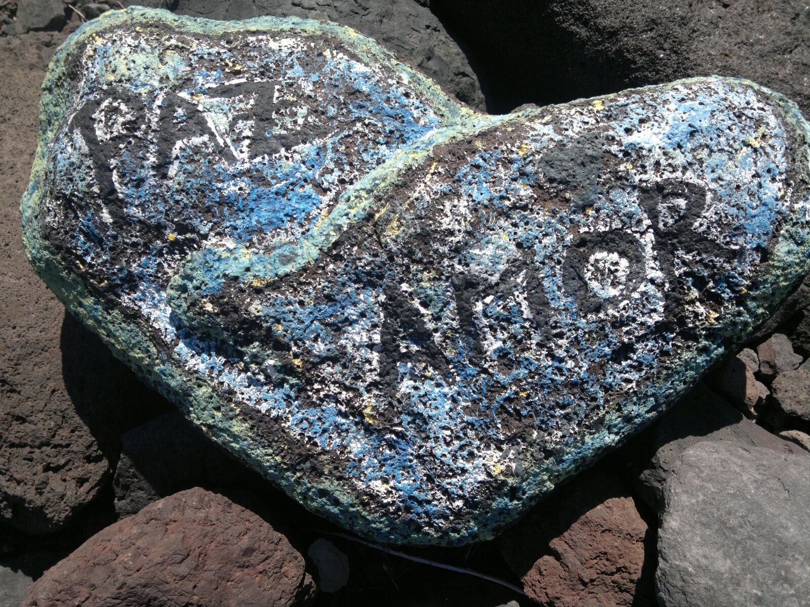 Nokia N8-00 sample photo. Stone, heart, amor photography