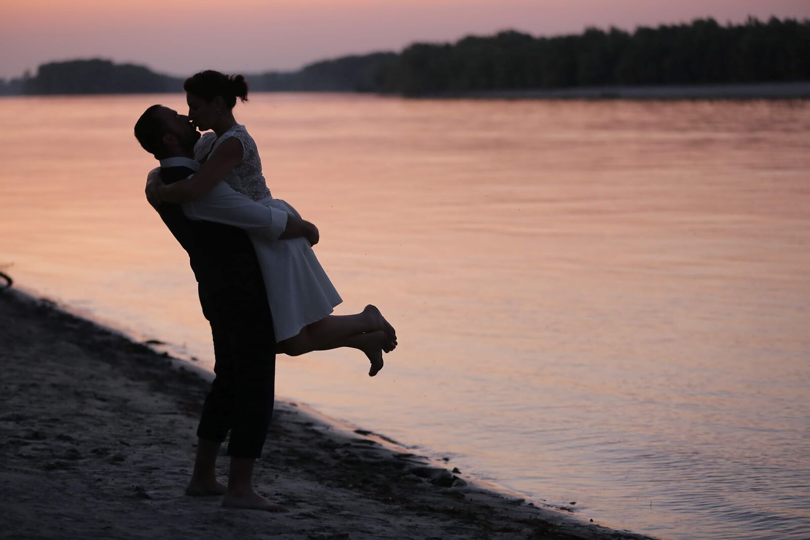 Canon EOS 5D Mark III sample photo. Romantic, beach, girlfriend, hugging photography