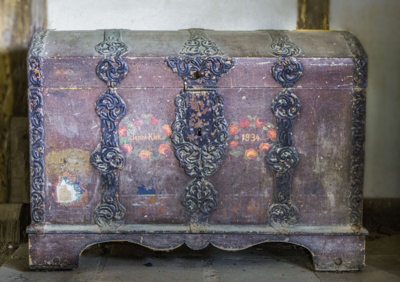 Canon EF-S 18-135mm F3.5-5.6 IS sample photo. Old chest, chest with photography