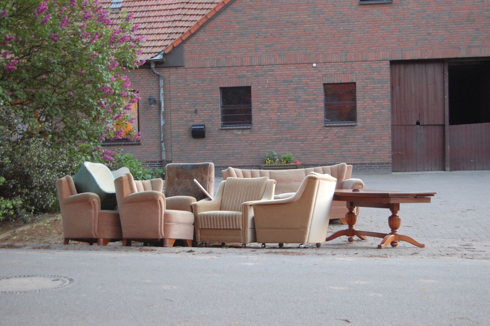 Nikon D40 sample photo. Bulky waste, sofa, furniture photography