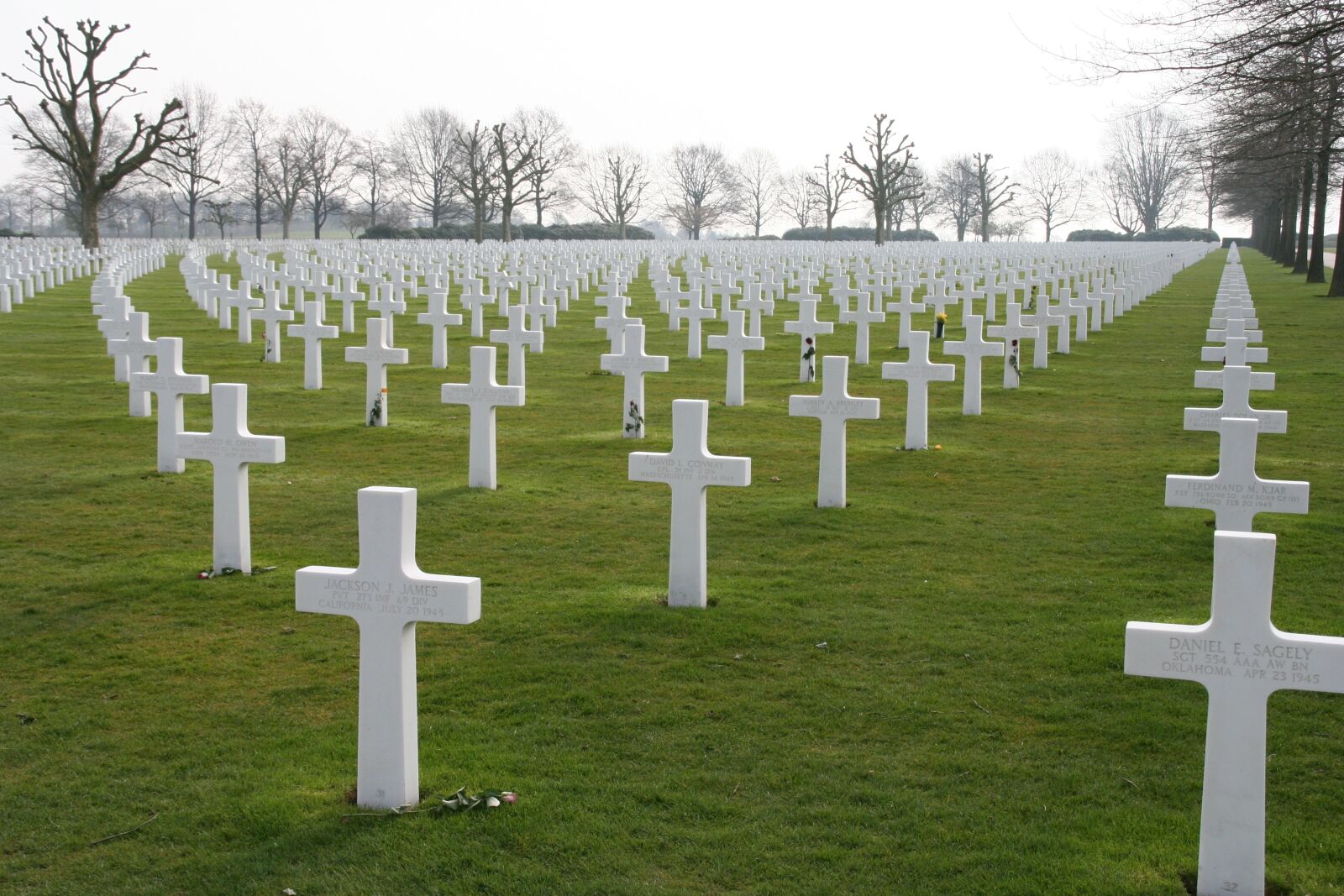 Canon EOS 350D (EOS Digital Rebel XT / EOS Kiss Digital N) sample photo. Grave, war, cemetery photography