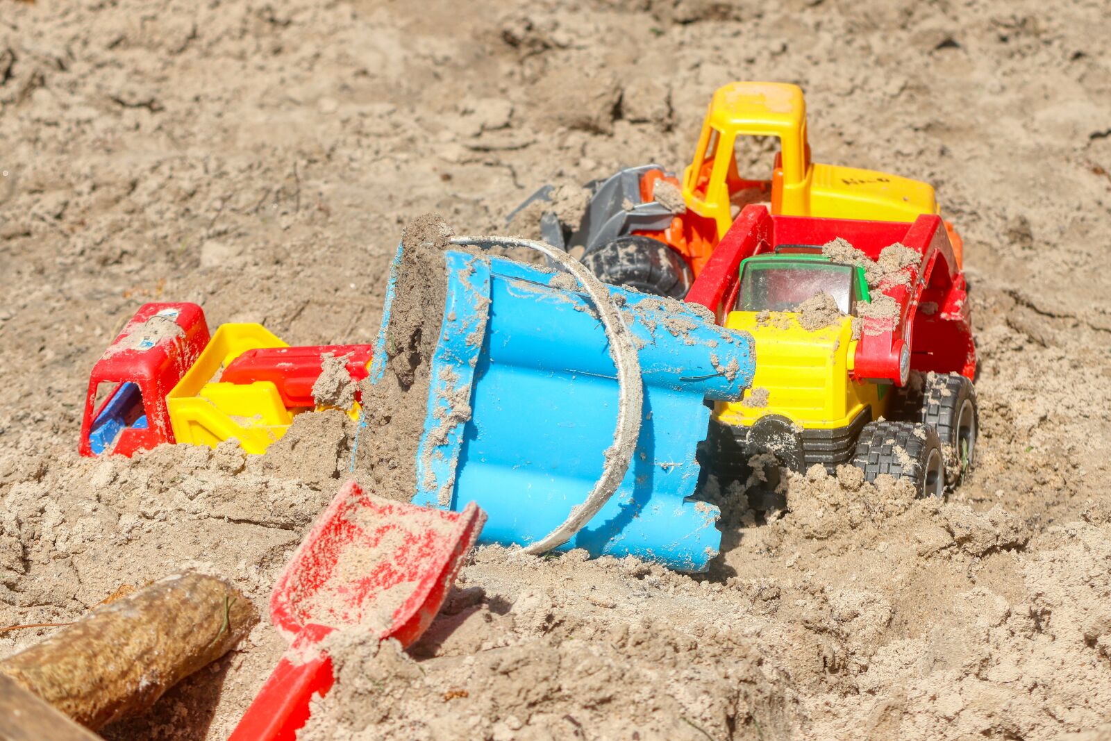 Canon EOS 80D + Canon EF-S 55-250mm F4-5.6 IS II sample photo. Sand pit, children, toys photography
