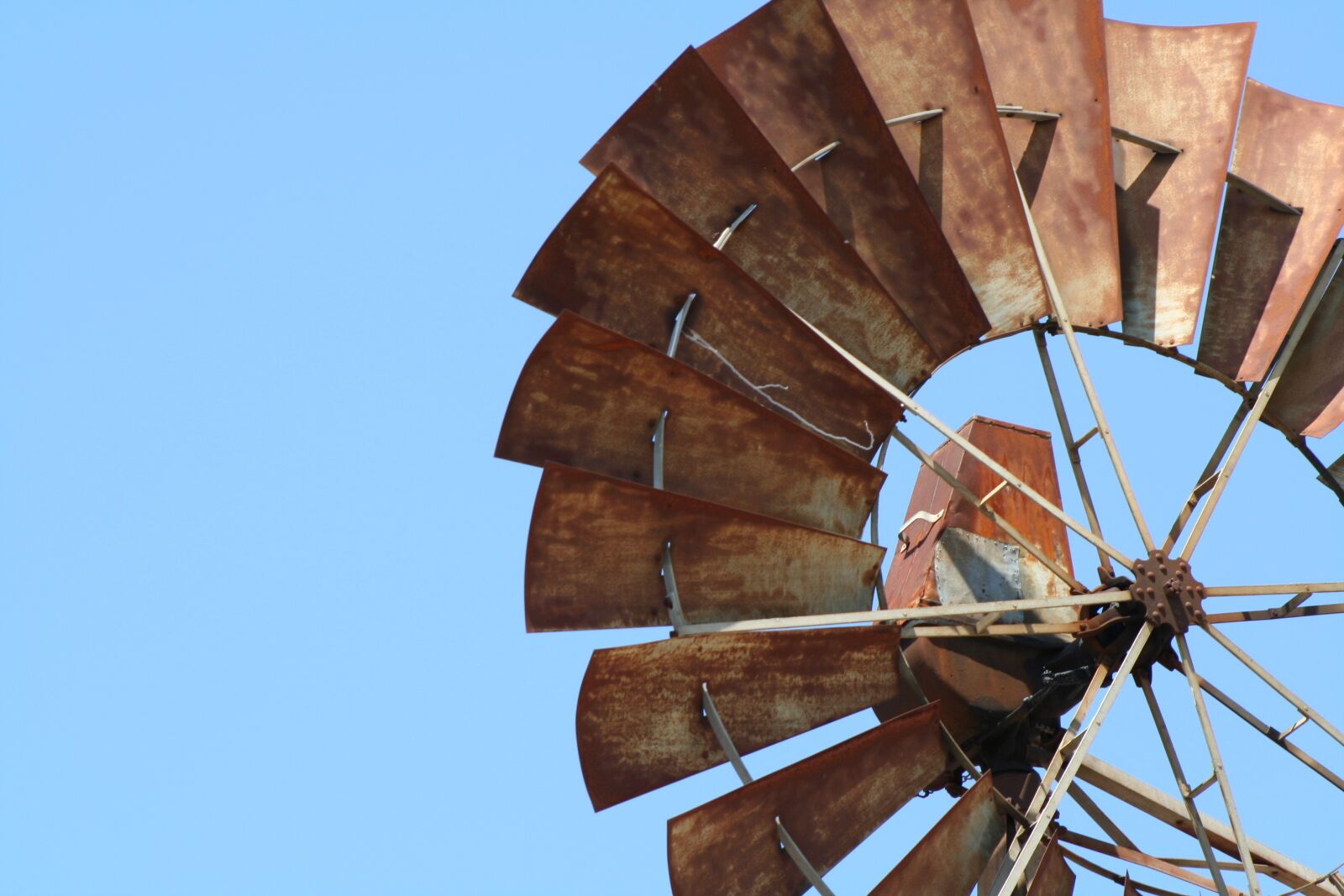 Canon EOS 350D (EOS Digital Rebel XT / EOS Kiss Digital N) sample photo. Windmill, rust, sky photography