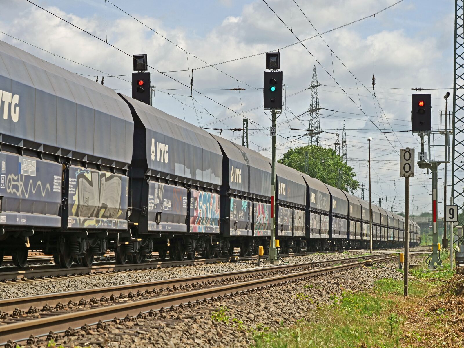 Panasonic Lumix DC-G9 sample photo. Transit, freight train, signals photography