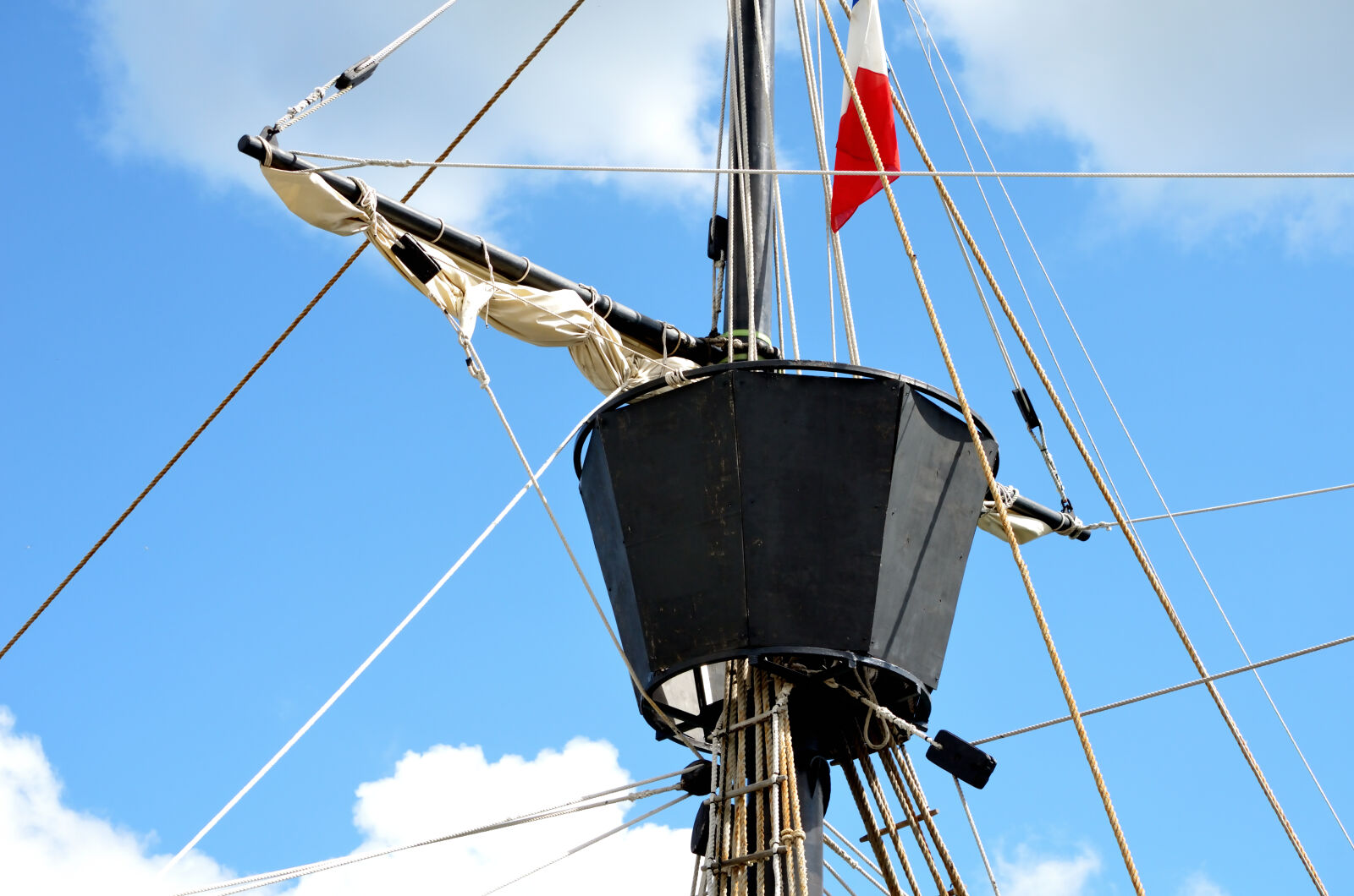 Nikon D5100 sample photo. Bateau, bateau, ancien, drapeaux photography
