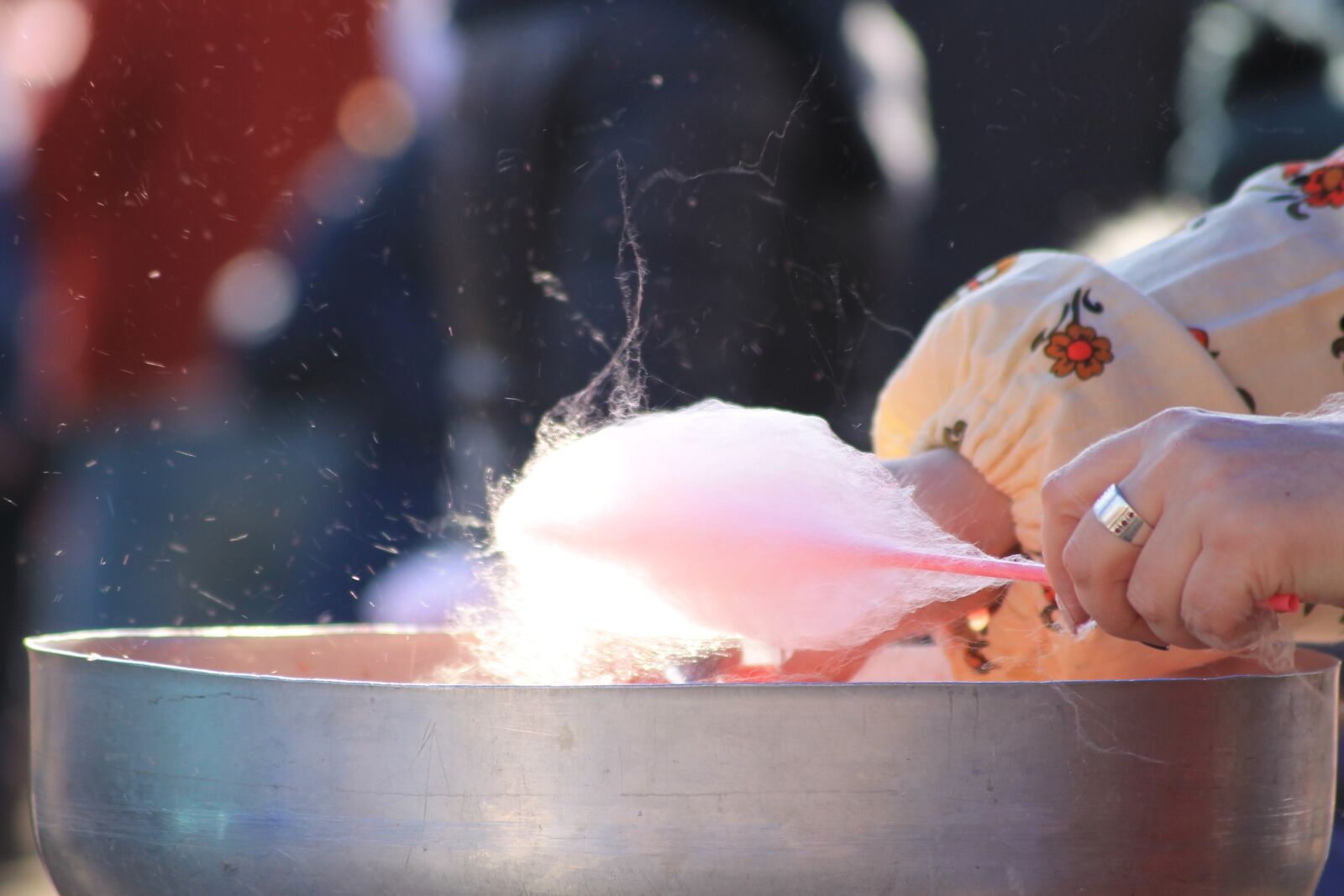 Canon EOS 1100D (EOS Rebel T3 / EOS Kiss X50) sample photo. Russia, cotton candy, hands photography