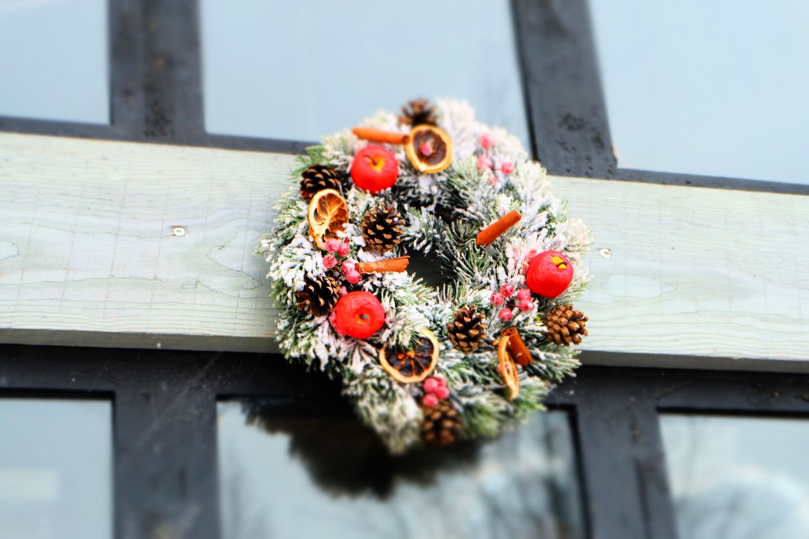 Fujifilm X-A2 + Fujifilm XC 16-50mm F3.5-5.6 OIS II sample photo. Wreath, christmas, ornament photography
