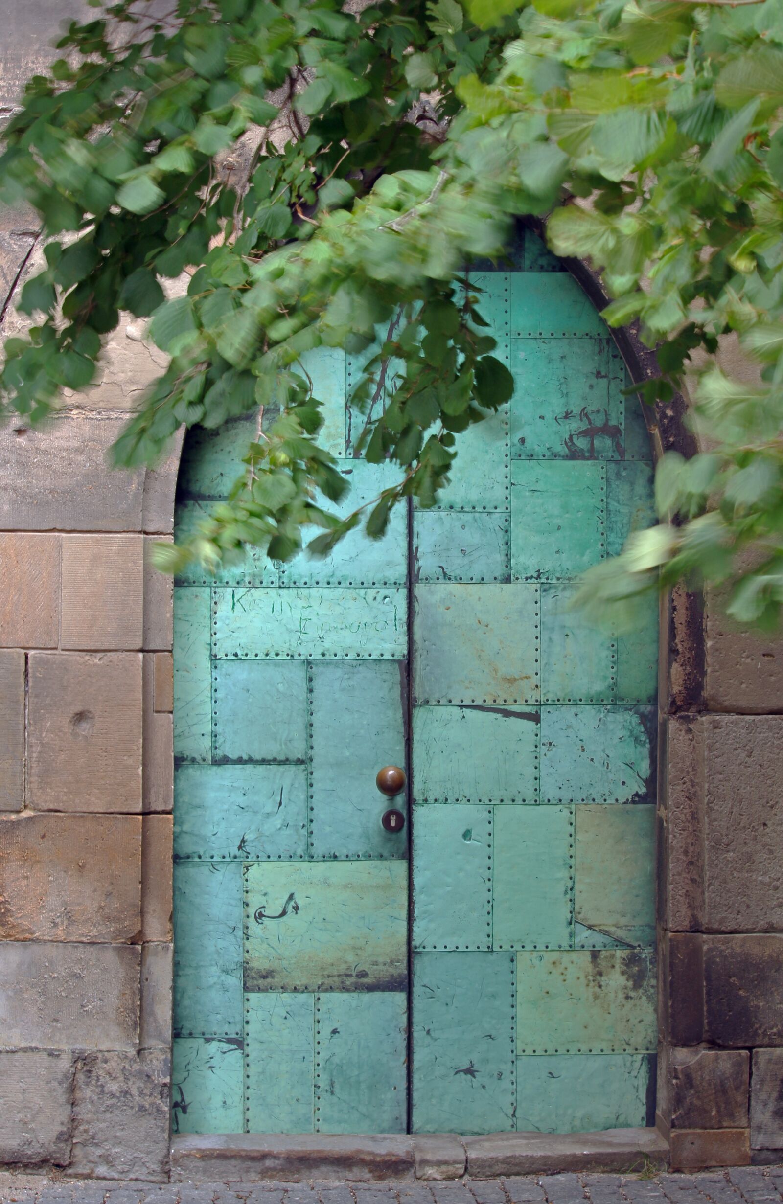 Canon EF-S 55-250mm F4-5.6 IS STM sample photo. Door, bow door, input photography
