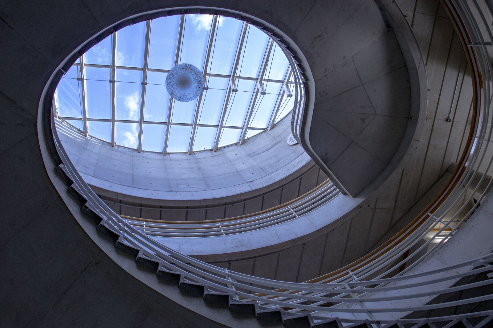 Canon EOS 800D (EOS Rebel T7i / EOS Kiss X9i) sample photo. Building, stairs, architecture photography