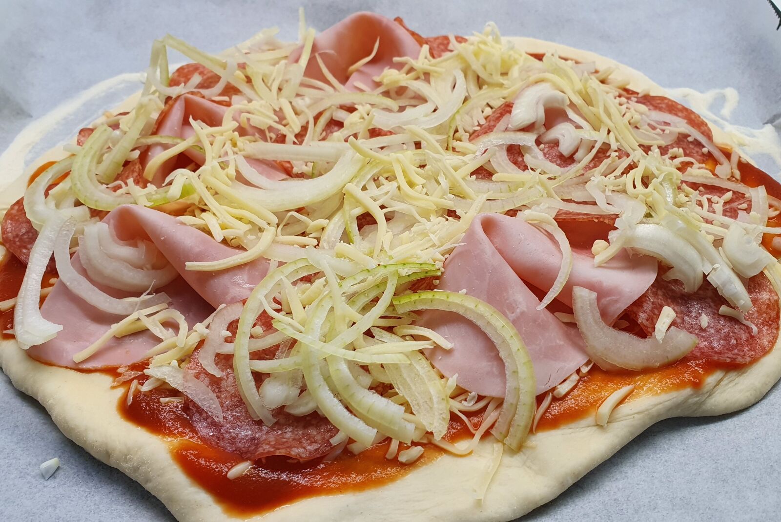Samsung Galaxy S10+ sample photo. Pizza, homemade, pizza dough photography