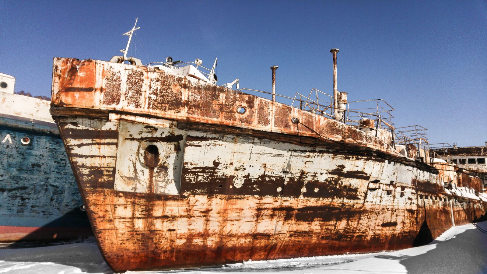 LG G4 sample photo. Wrecks, port, boats photography