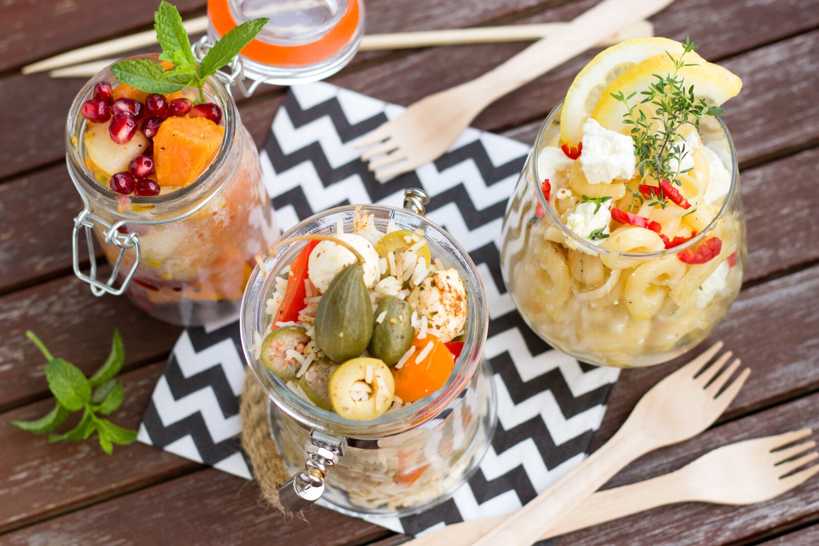 Canon EOS 600D (Rebel EOS T3i / EOS Kiss X5) + Canon EF 50mm F1.8 STM sample photo. Salad, glass, food photography