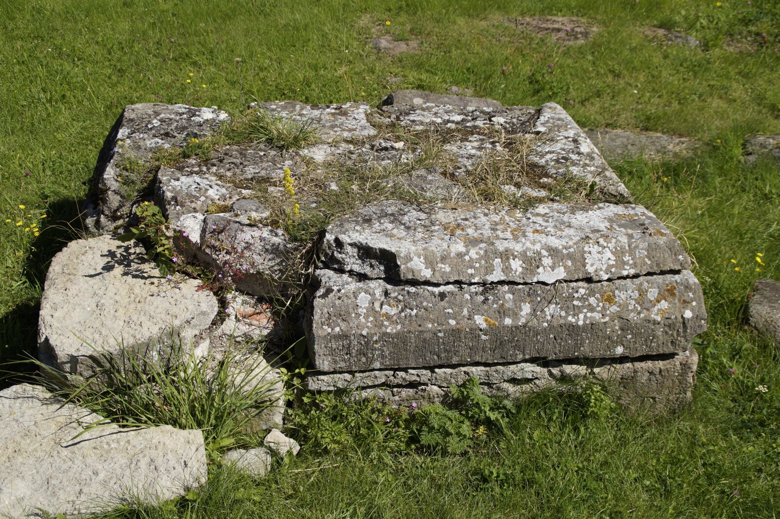 Sony SLT-A58 sample photo. Podium, old, weathered photography