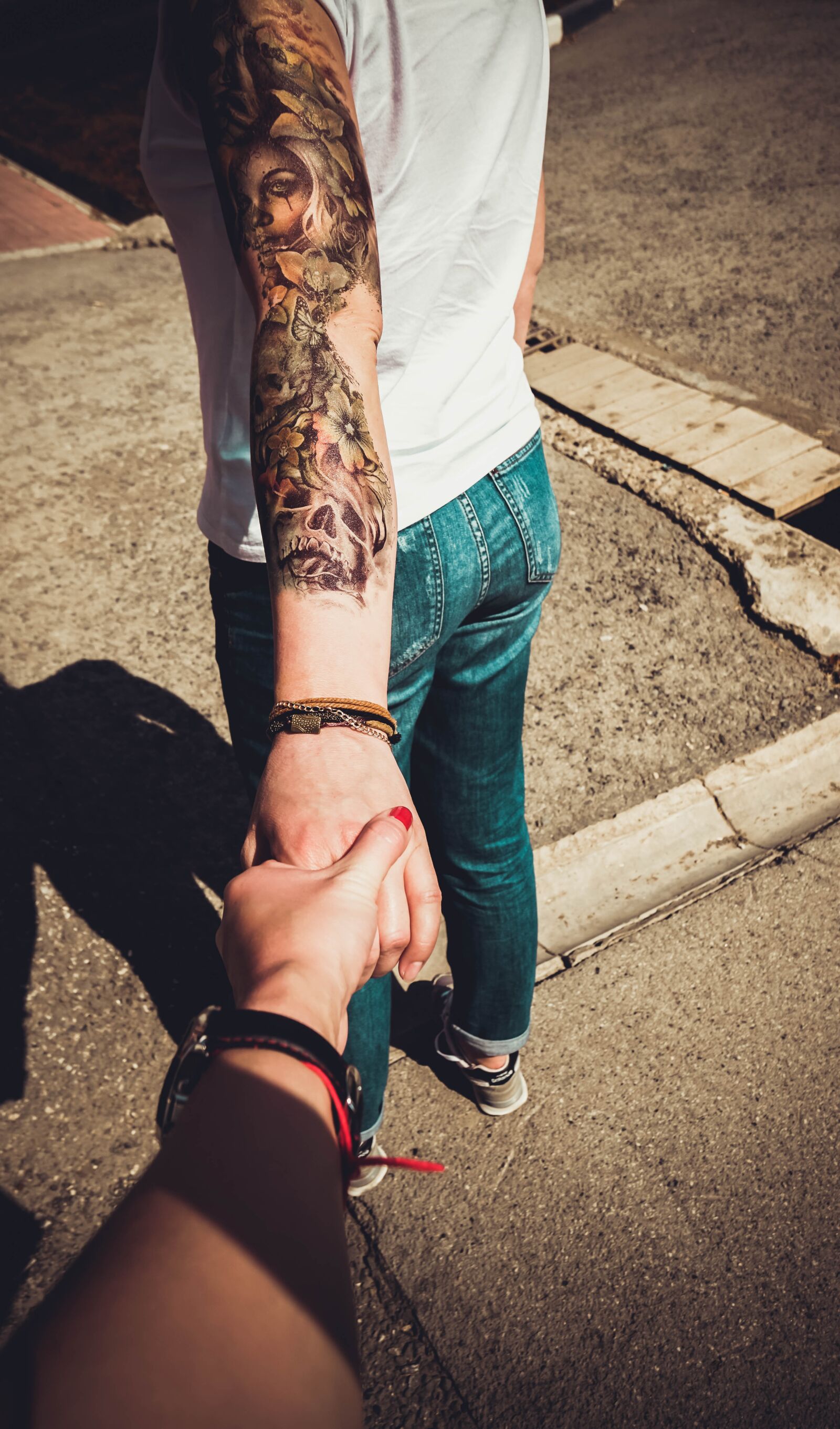Sony a6000 + Sony Vario-Tessar T* E 16-70mm F4 ZA OSS sample photo. Hands, tattoo, woman photography
